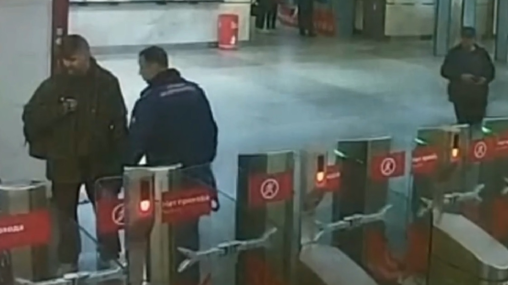 Камера запечатлела дерзкую выходку пассажира московского метро