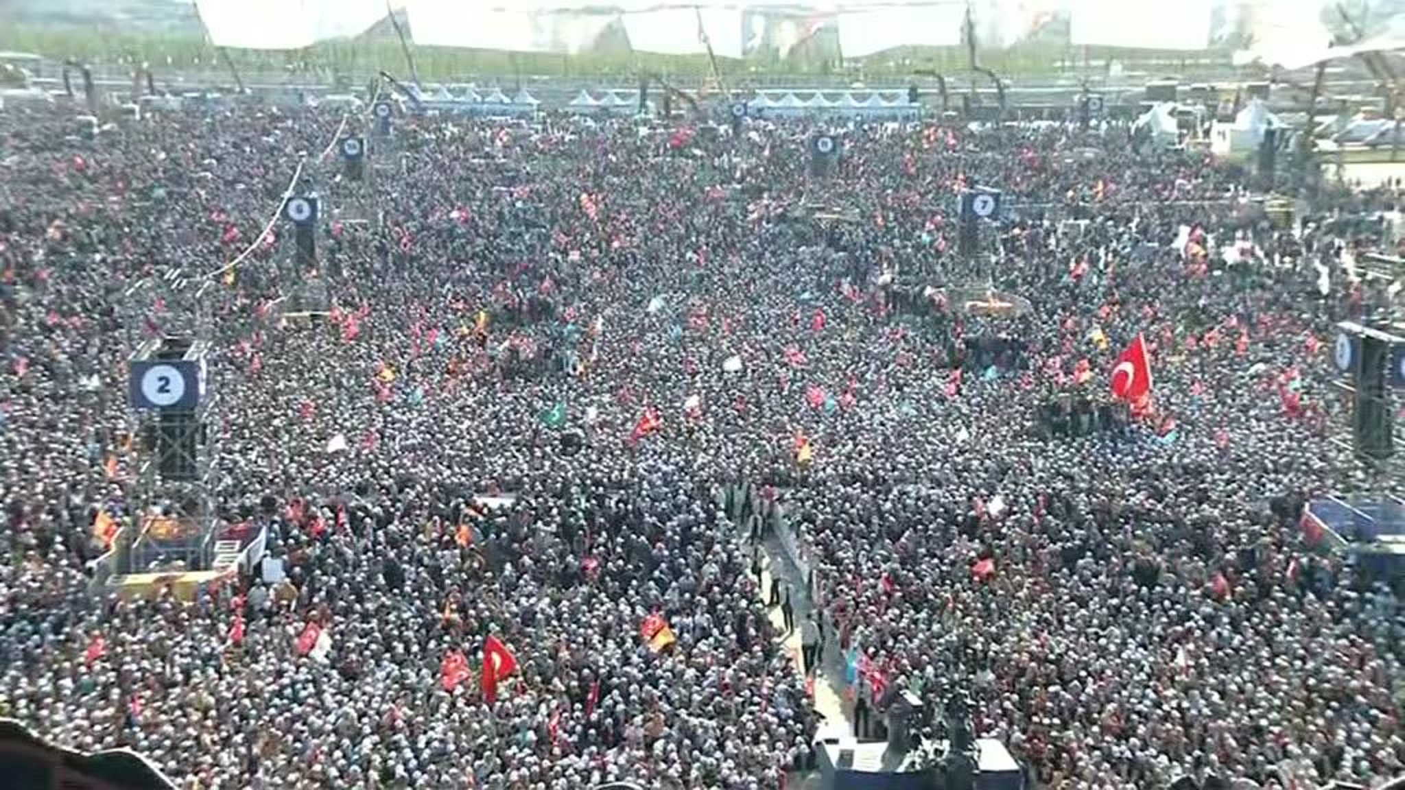 В Турции власти и оппозиция вывели на улицы сторонников