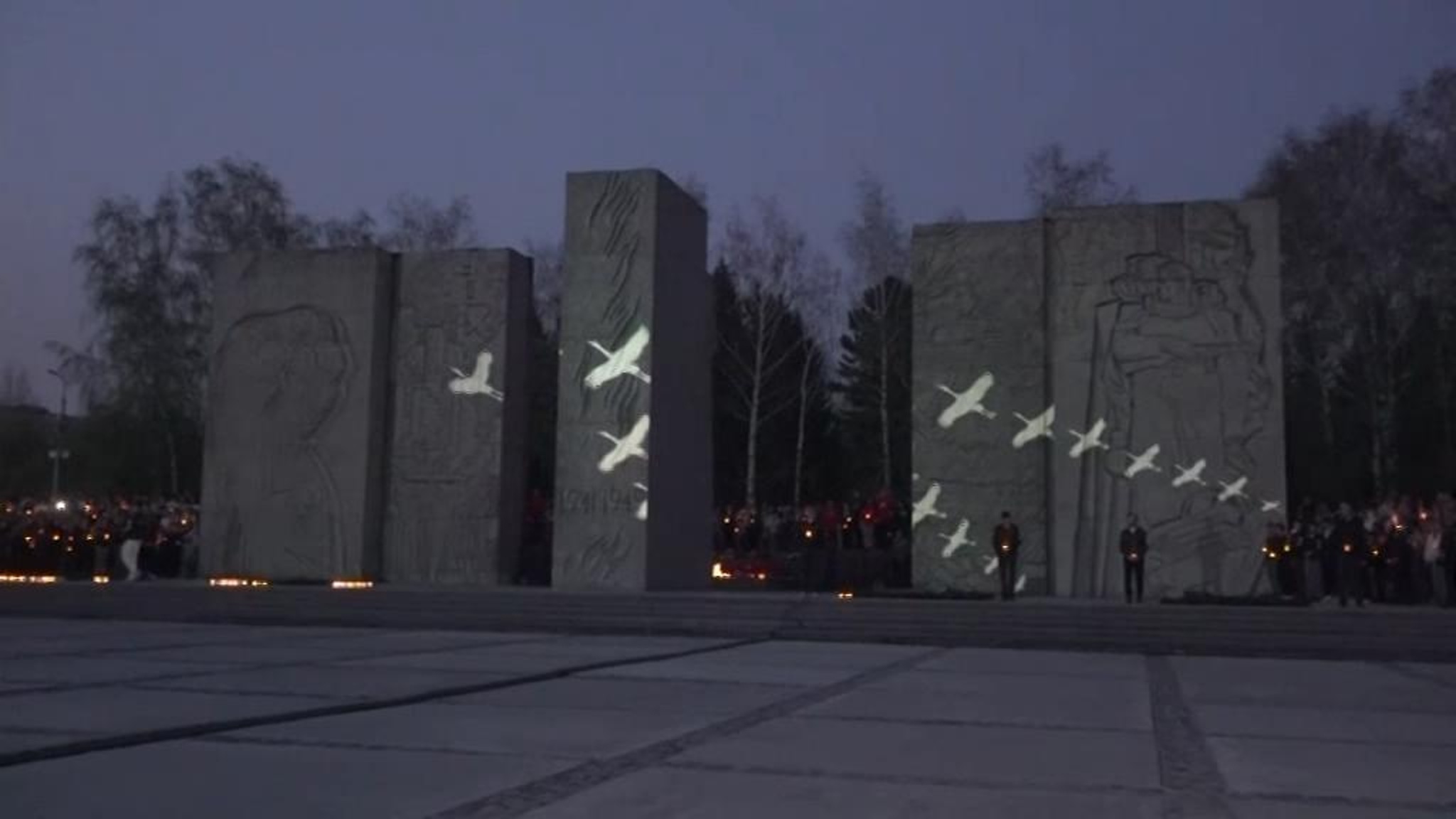 В московском метро пели песни военных лет, в Донецке провели автопробег