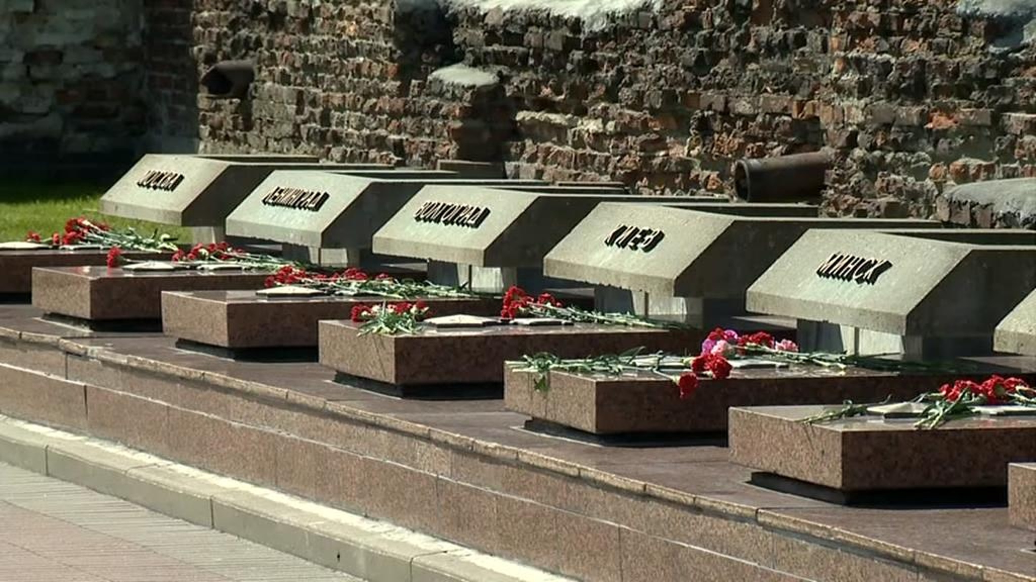 Легковые машины в центре Бреста уступили дорогу боевым
