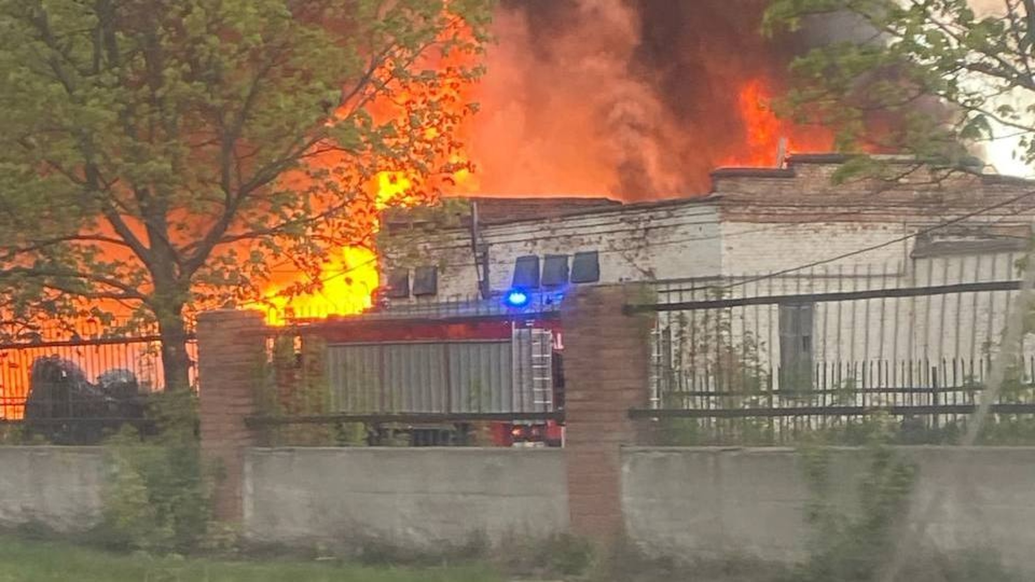 Пожар на производстве лежачих полицейских сняли на видео