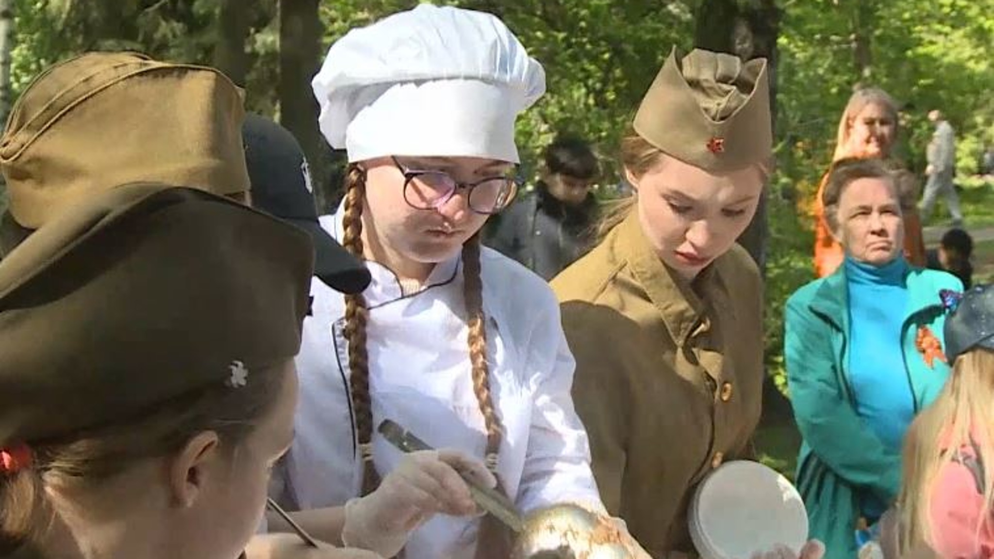 Йошкаролинцы выстроились в очередь за солдатской кашей на 9 Мая
