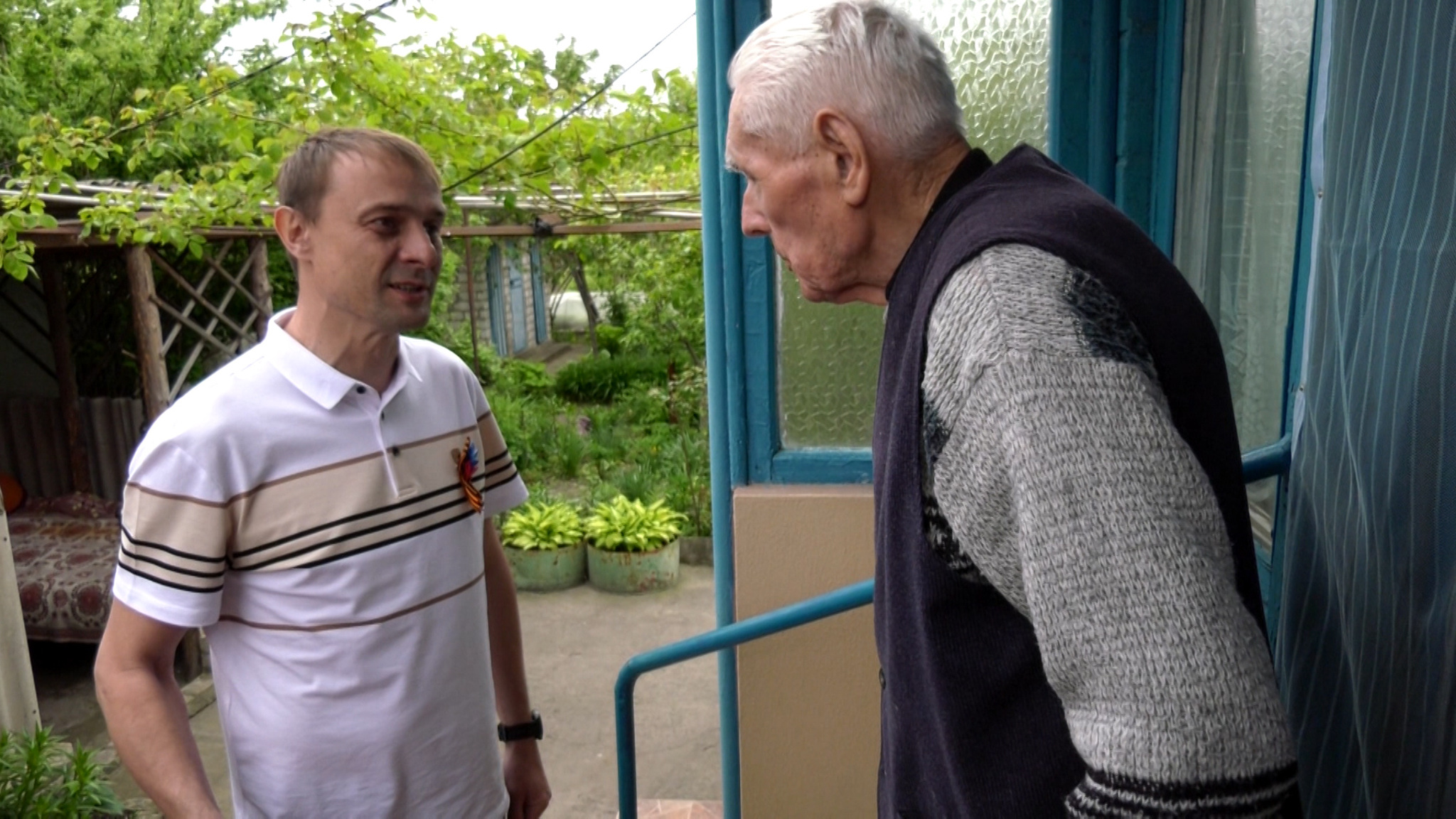 В День Победы волгоградцы навестили ветеранов Великой Отечественной в ЛНР