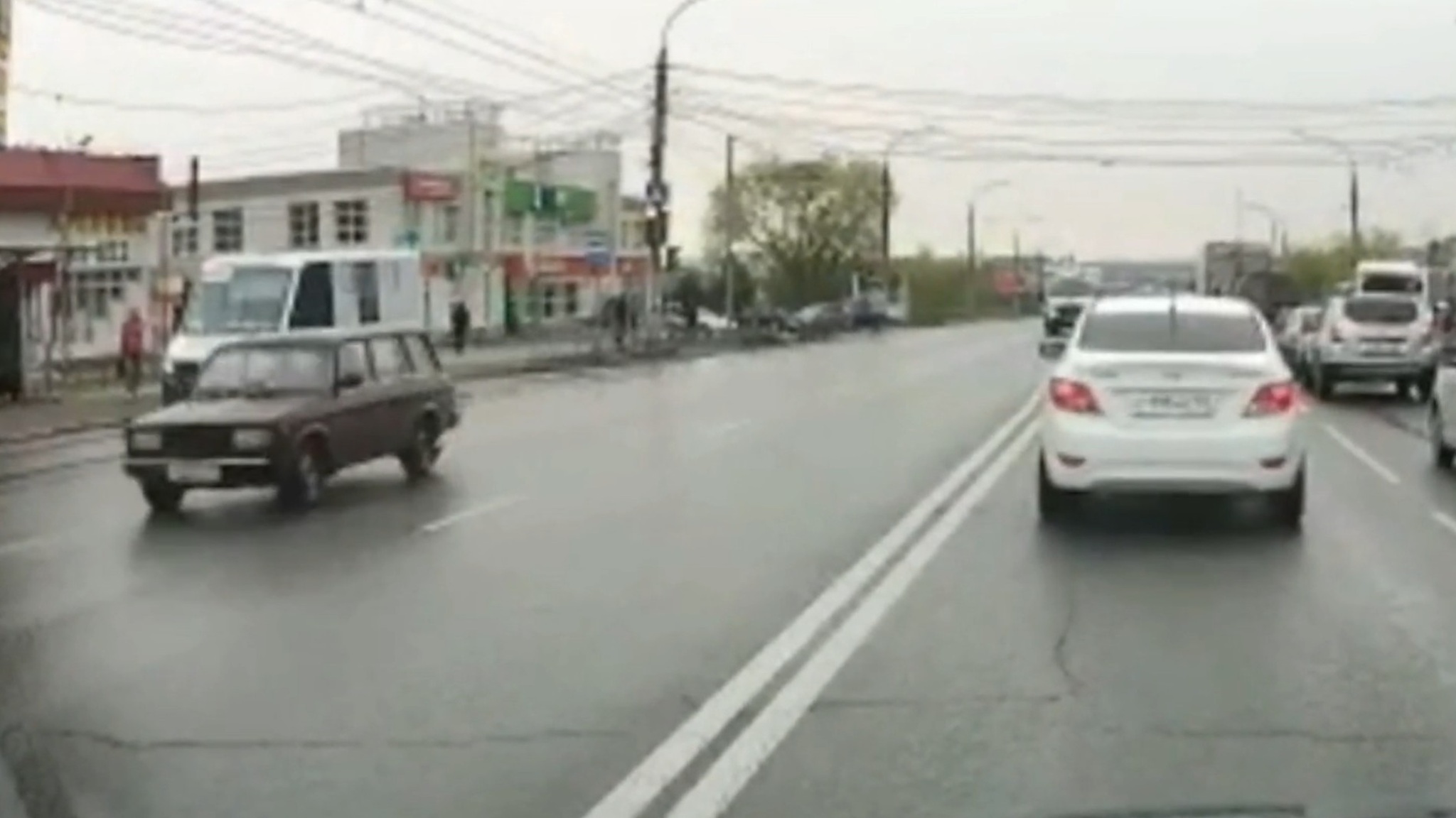 Дорожный знак едва не убил омичку