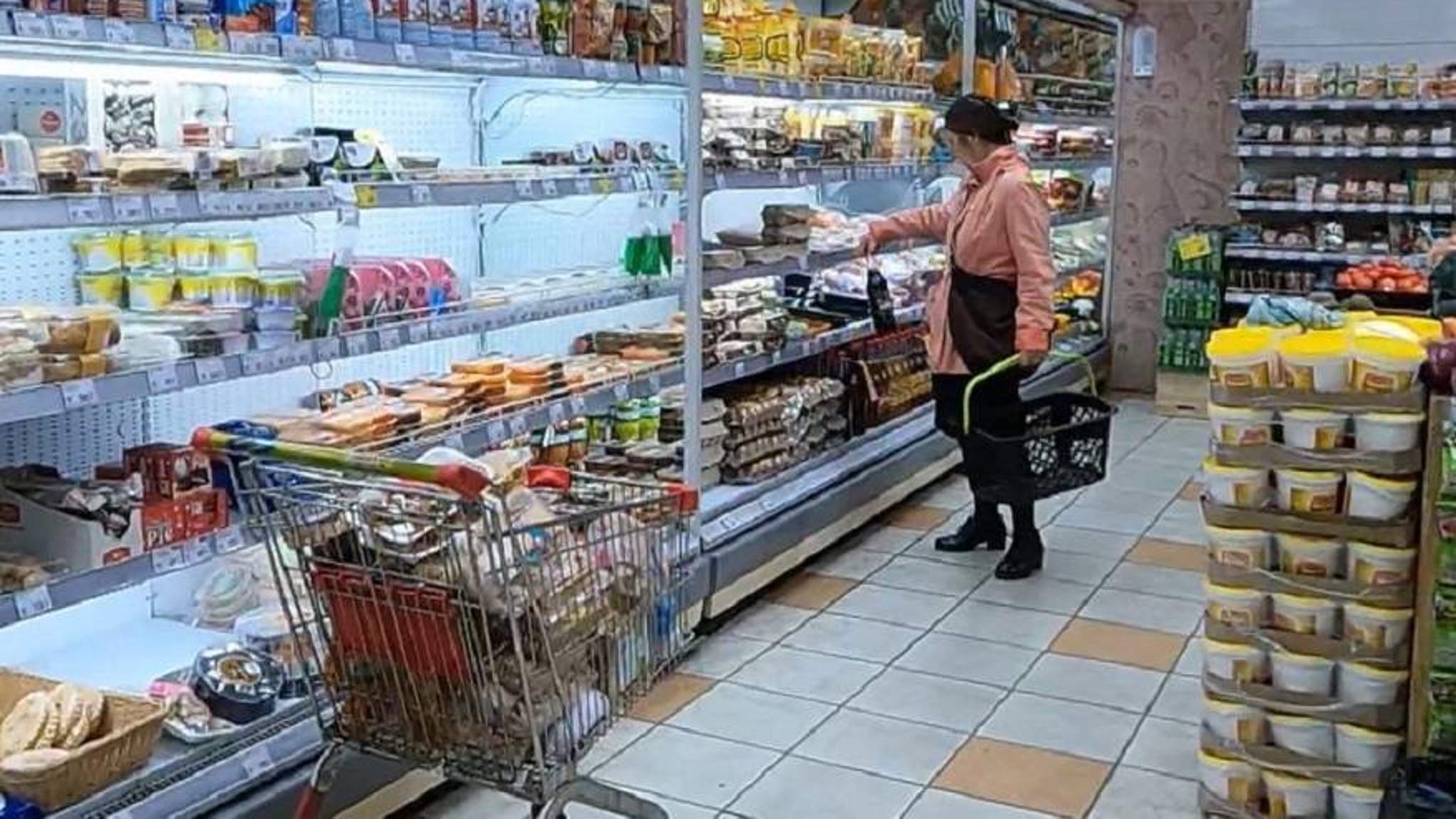 "А где цена? В кассе! А рыба? В кассе!": Рейды вскрыли нарушения в супермаркетах города