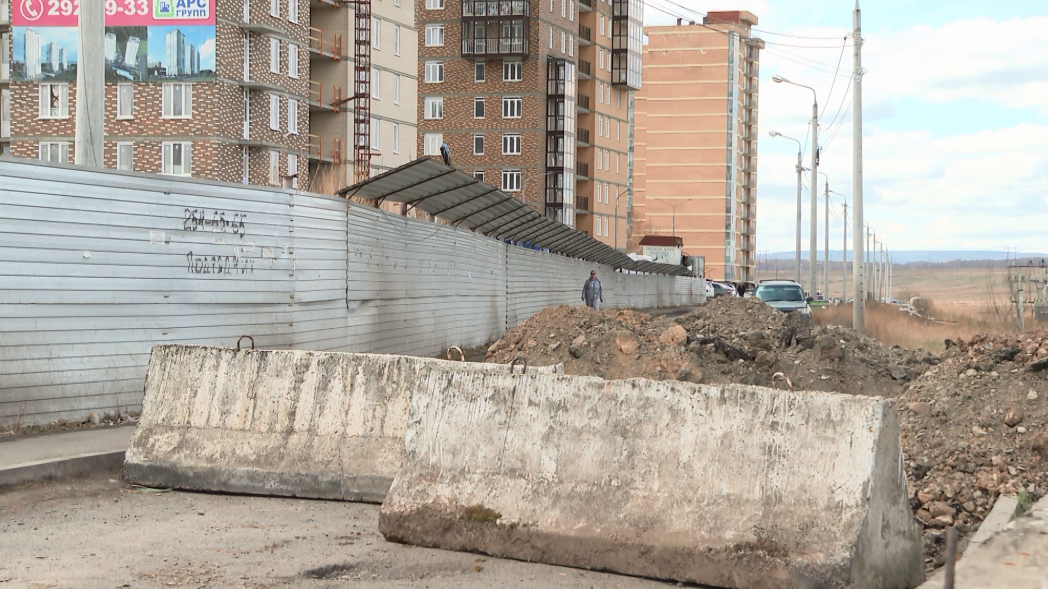 В Красноярске собственник земли вырыл яму прямо посреди дороги в одном из микрорайонов