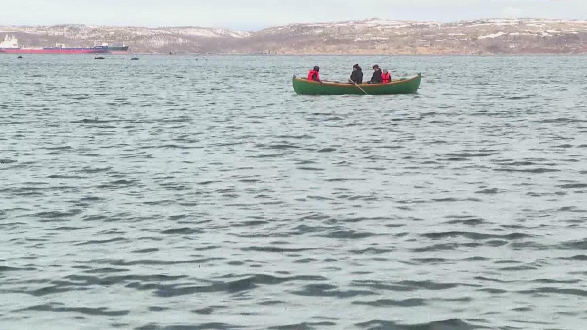 Самодельную поморскую лодку – карбас – спустили на воду