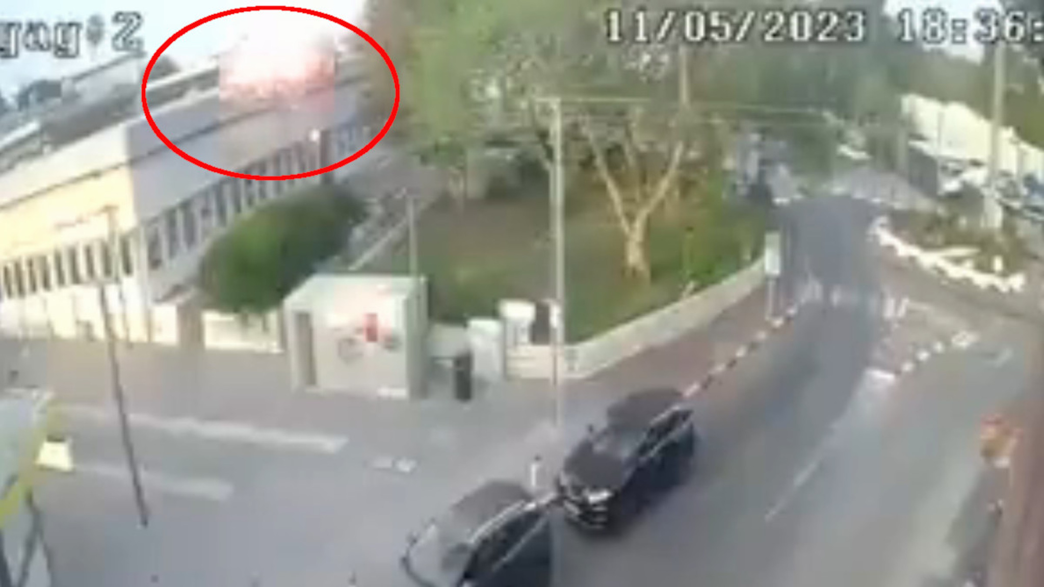 Момент попадания ракеты в жилой дом в Израиле сняла камера