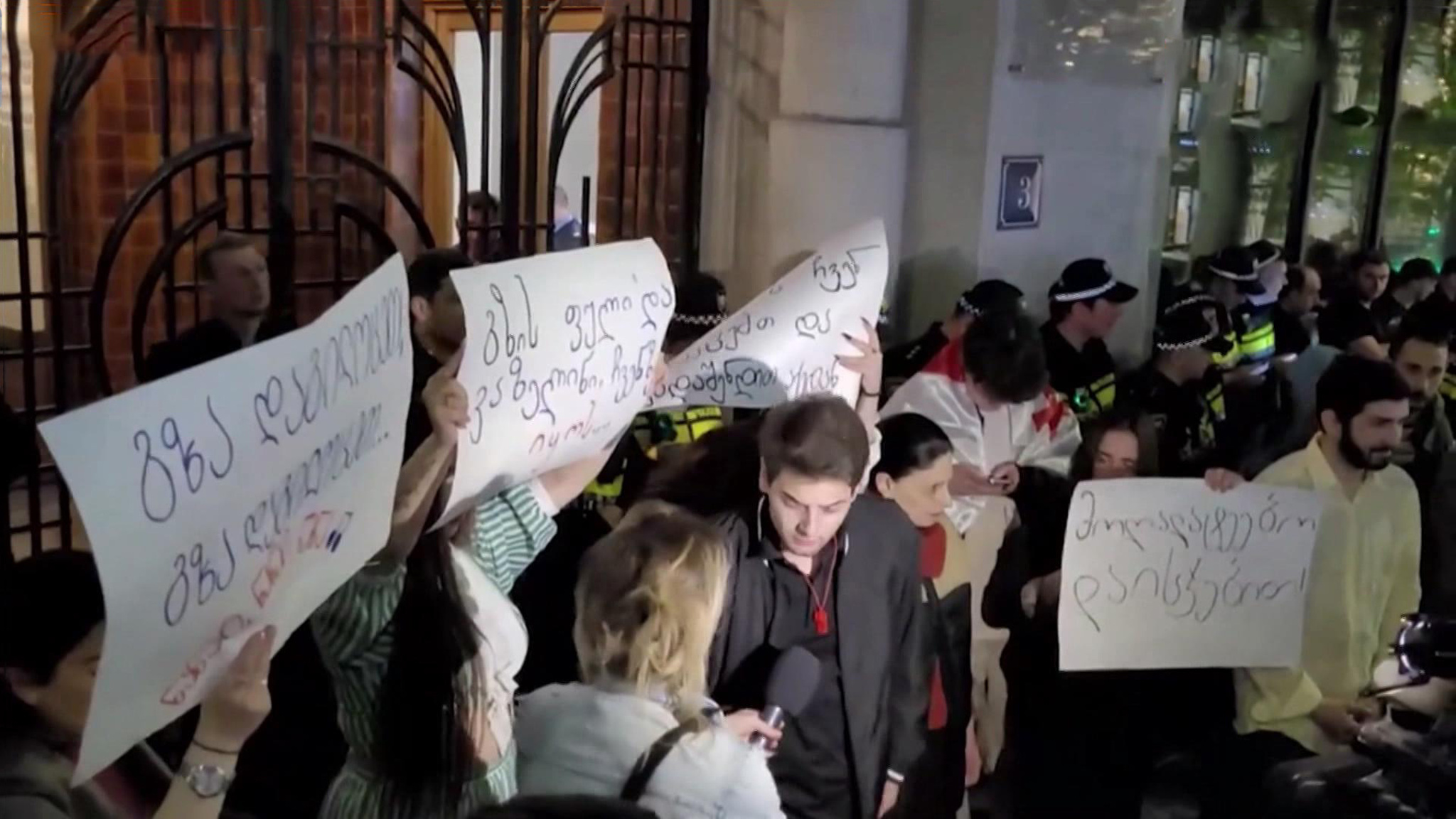 Грузию пугают санкциями, но она выбирает национальные интересы