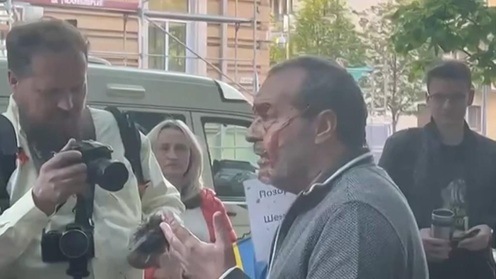 Шендеровича измазали в Вильнюсе кетчупом