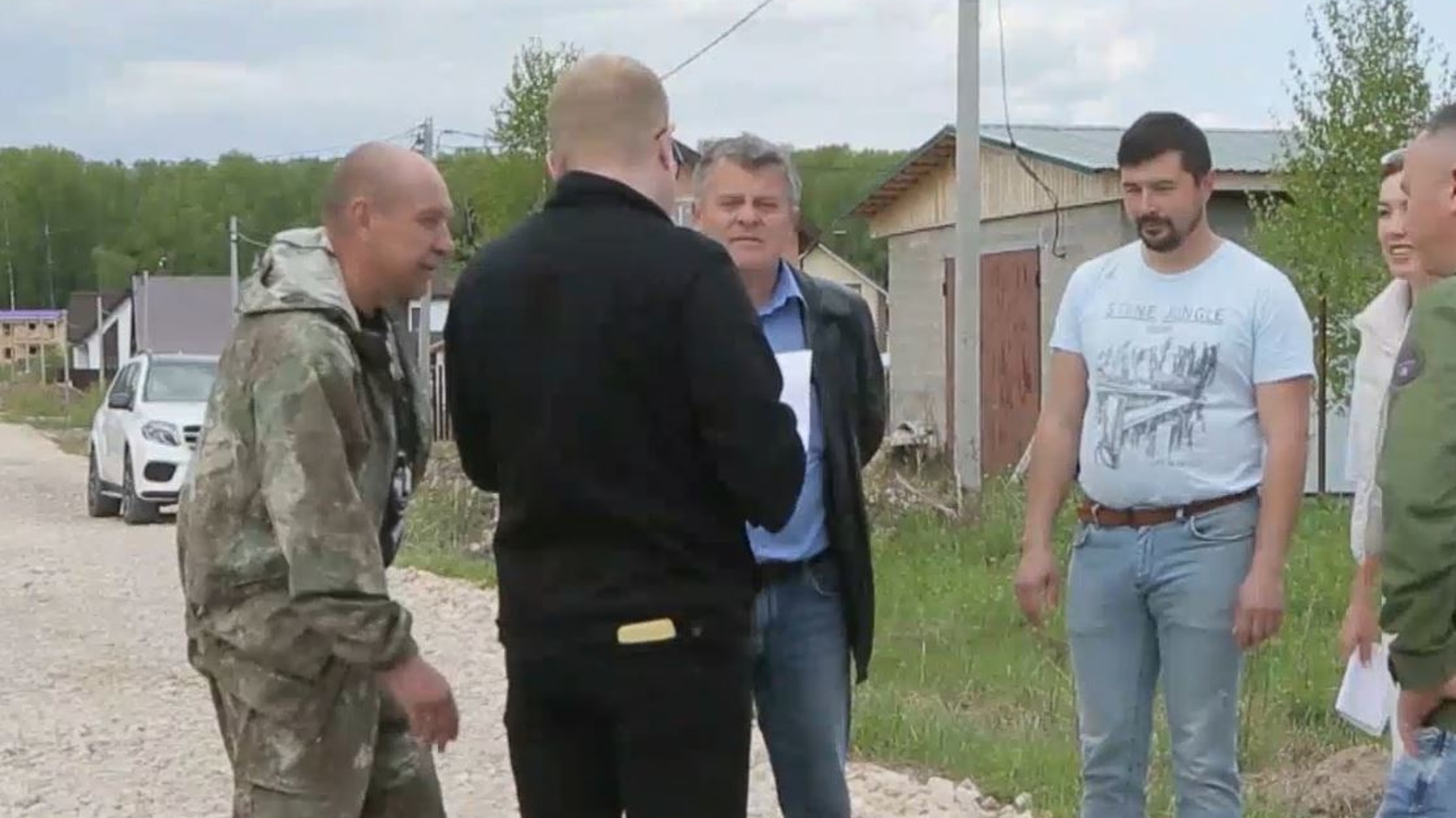 Жители деревни Загуры, не дождавшись помощи властей, сами засыпали дорогу щебнем