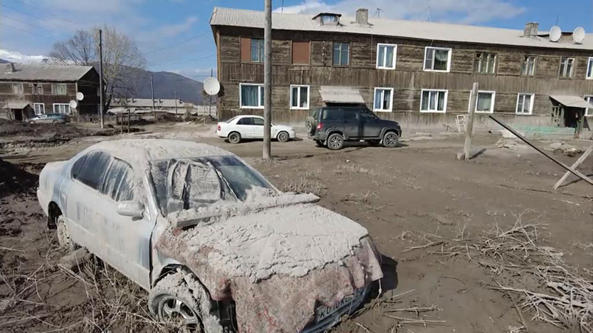 Жители Камчатки расчищают дома и дворы от вулканического пепла
