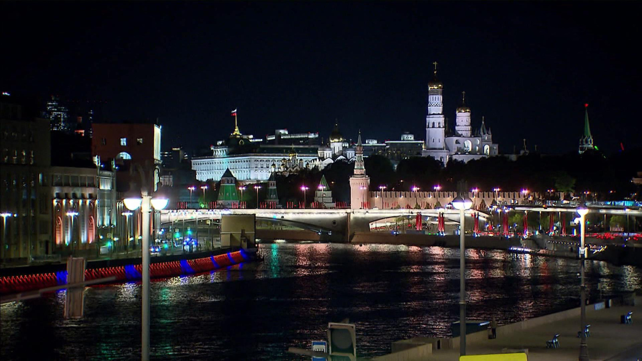 Москва перешла на летний режим освещения