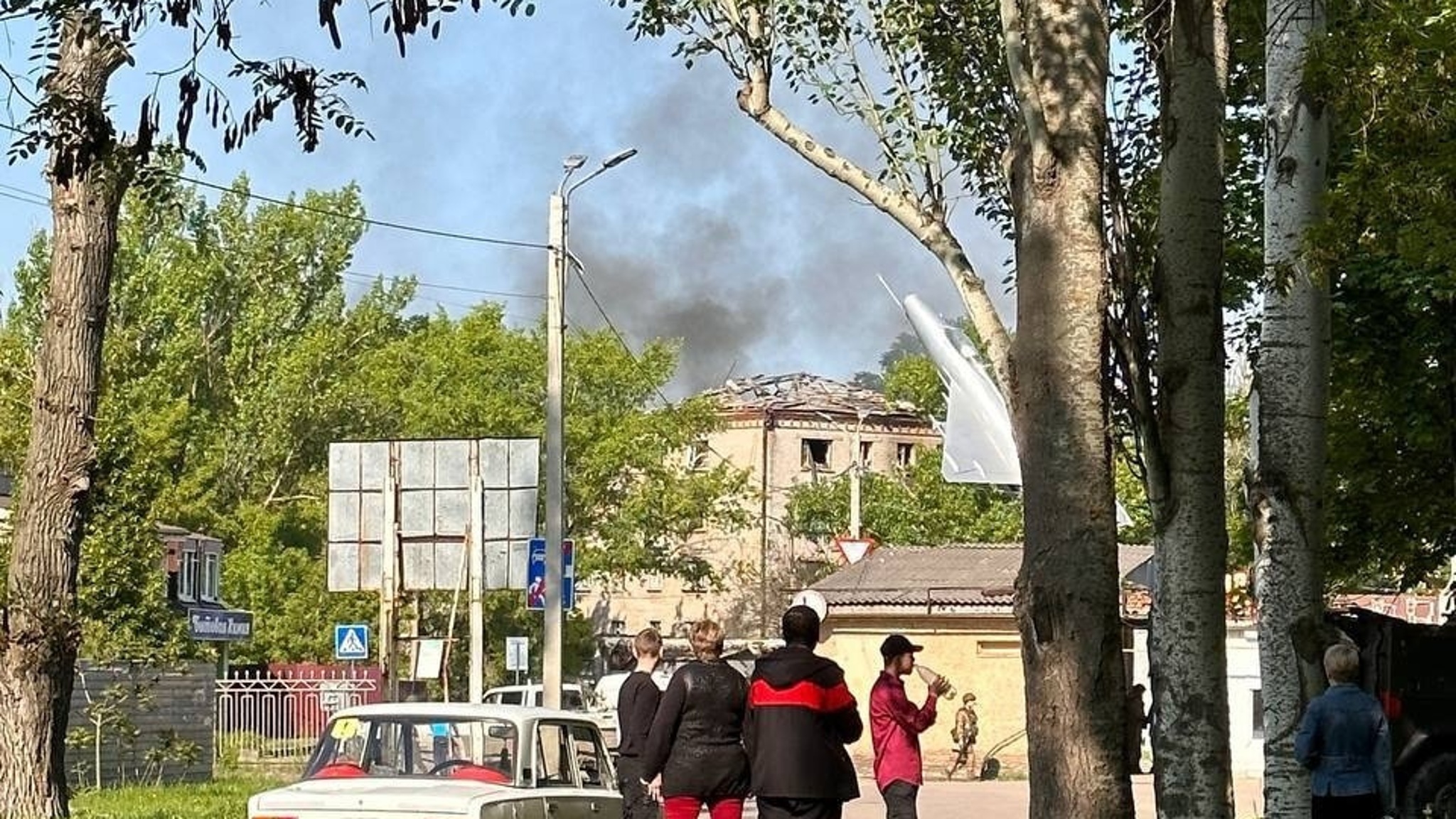 Кадры с места обстрела в Луганске выложили в сеть