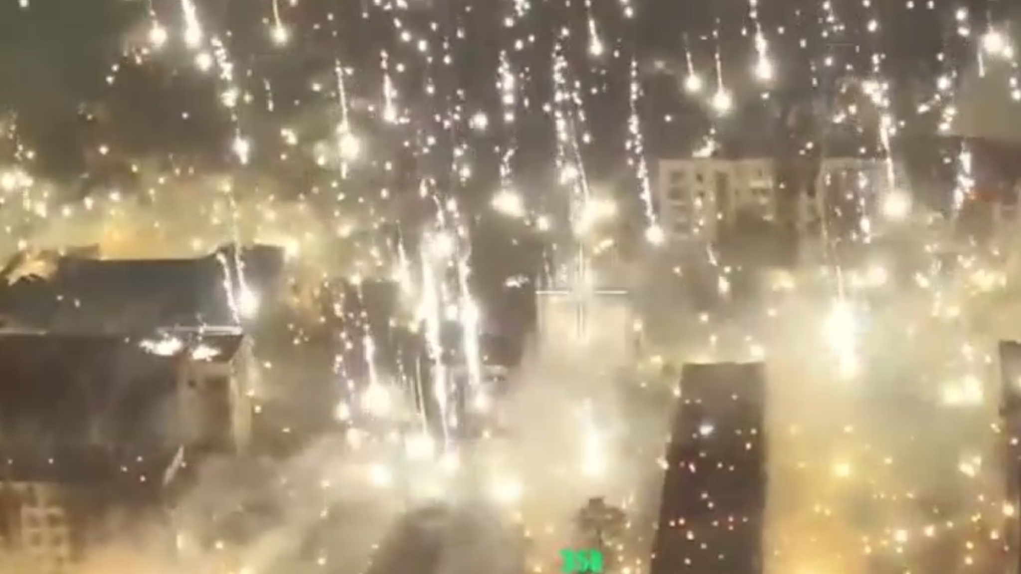 Пылающий после удара Артемовск сняли на видео