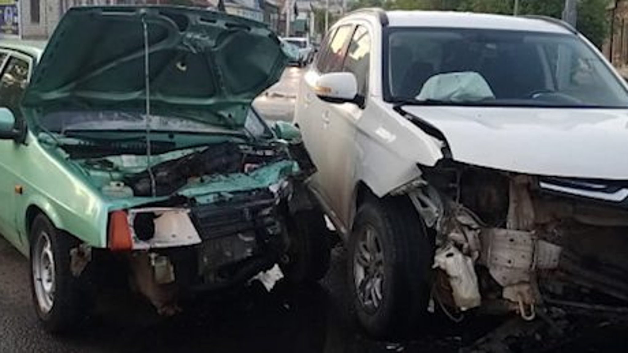 В центре Саратова в результате ДТП водитель легковушки получил травмы и был госпитализирован