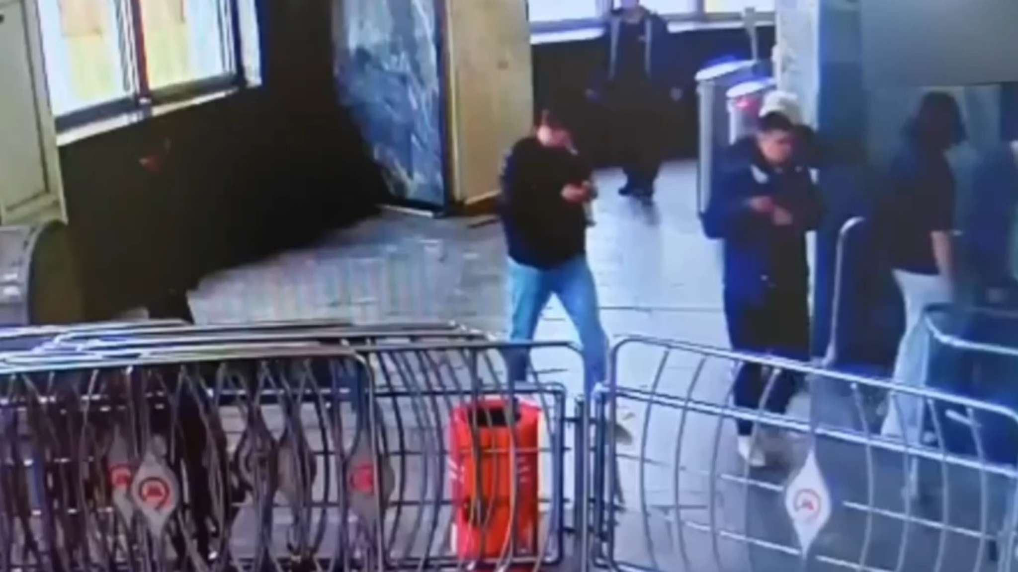 Безбилетник набросился на пассажирку метро после сделанного замечания