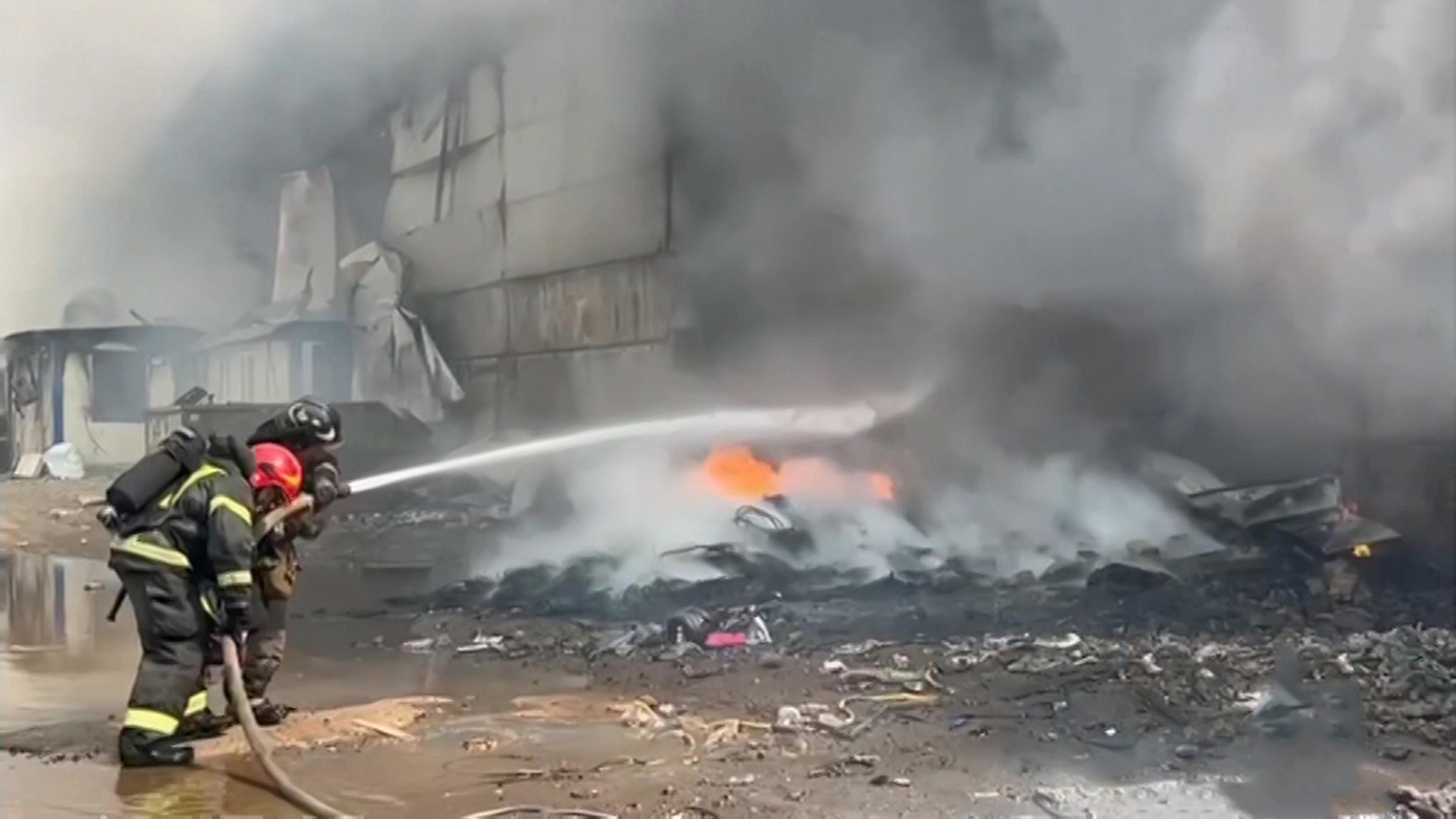 Пожарные тушат возгорание в промзоне на юго-востоке Москвы