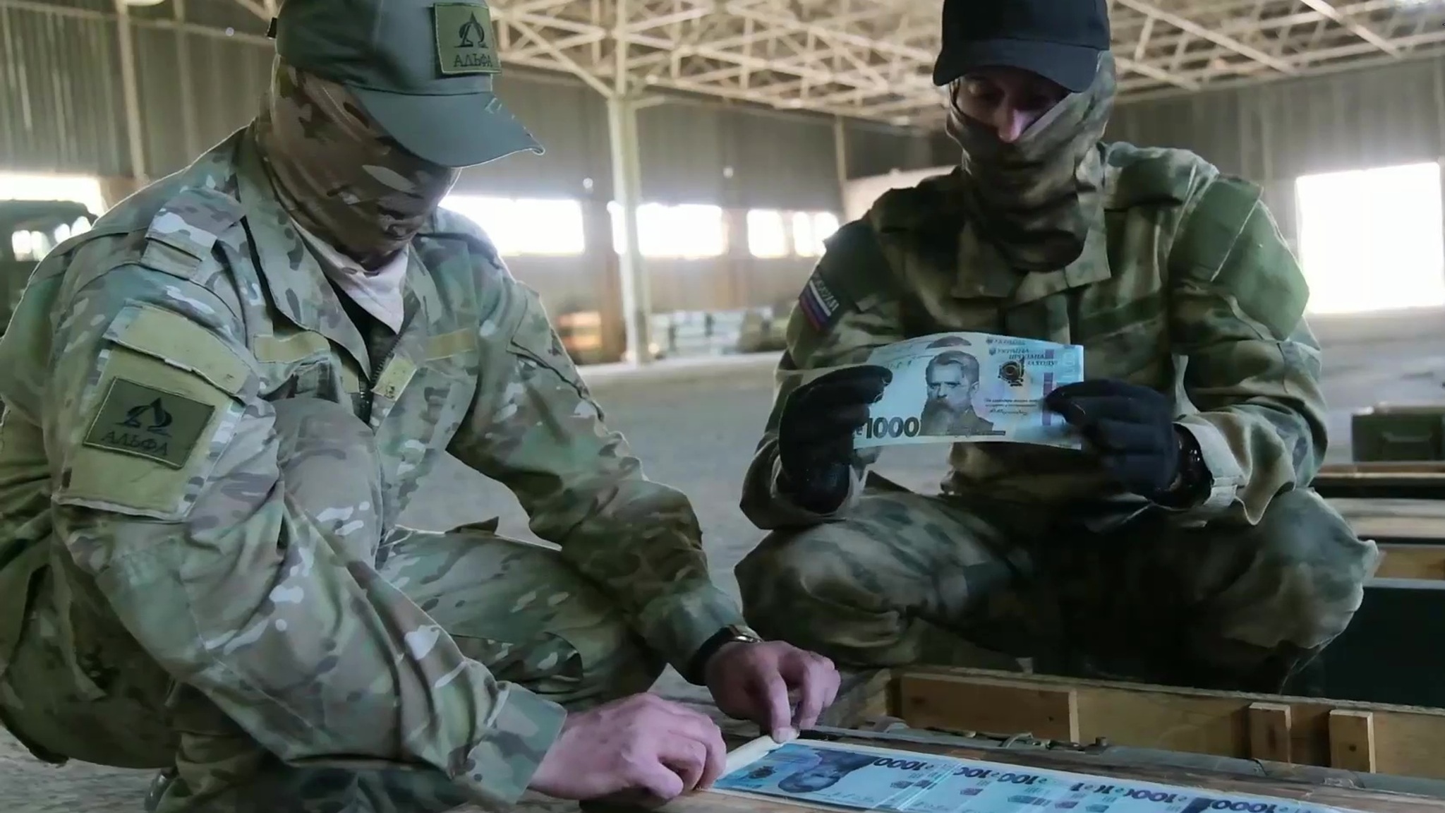 Российские военные "ударили" по позициям ВСУ агитснарядами с гривнами