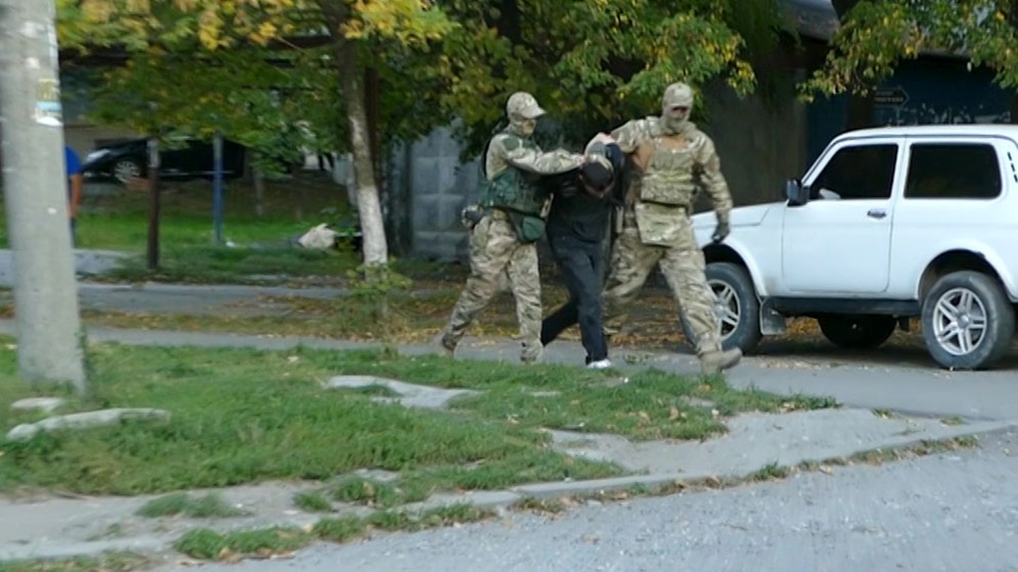 ФСБ показала видео задержания подпольных оружейников