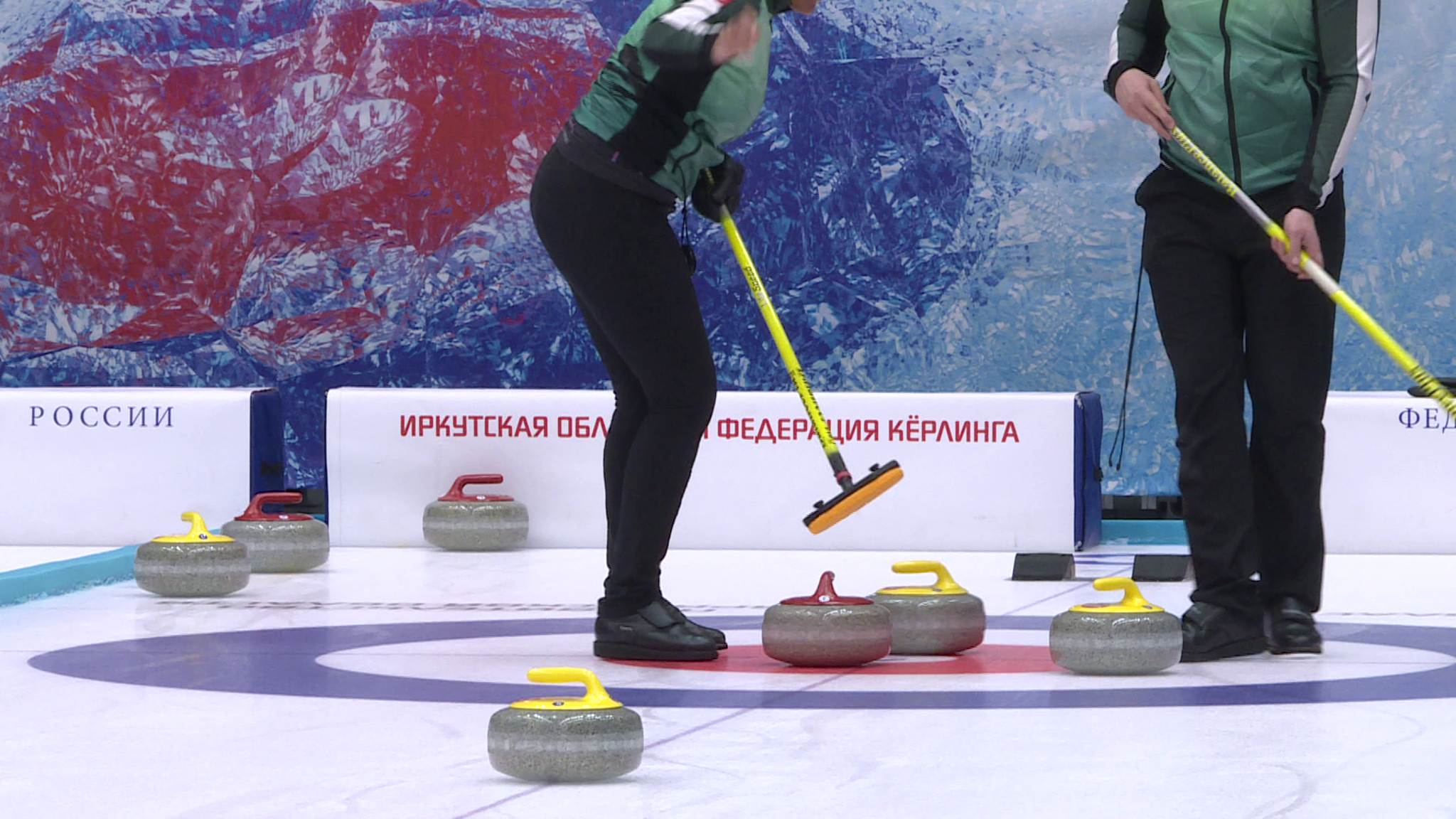 В ледовом дворце "Байкал" спортсмены готовятся к чемпионату России по керлингу