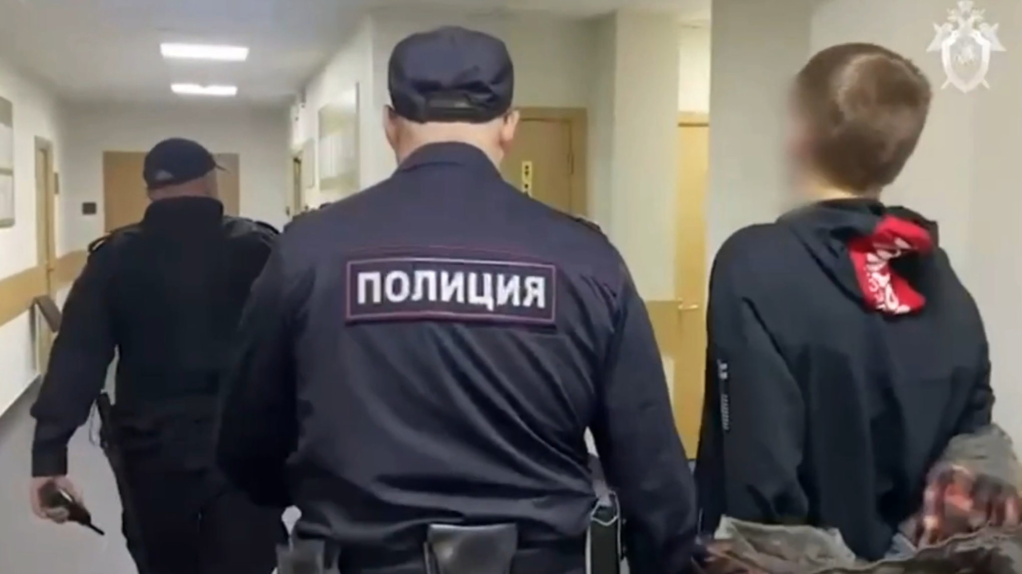 СК показал кадры с подростком, напавшим на сотрудника ФСИН