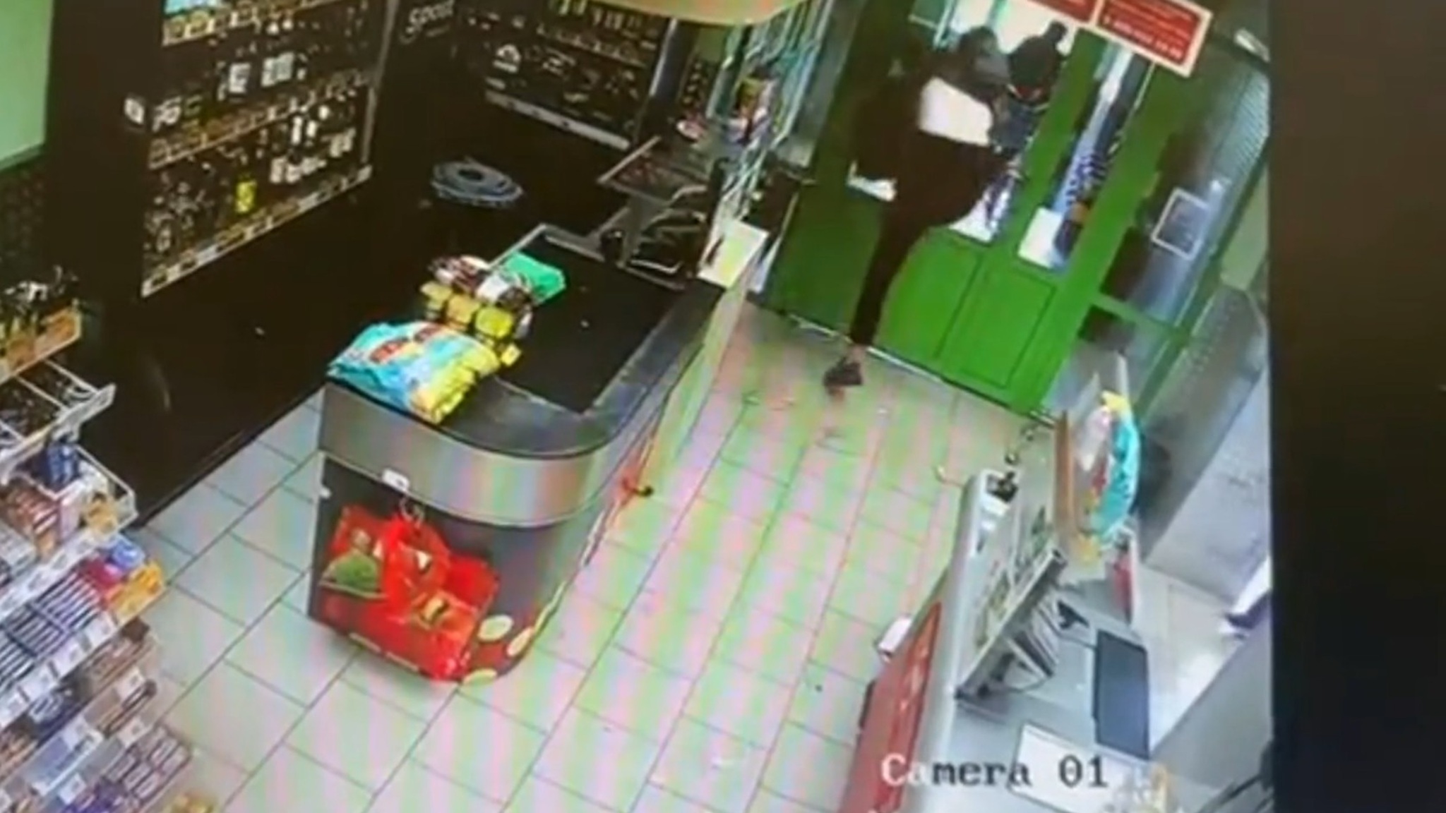 Воришки с помощью камней спасли запертого в магазине приятеля