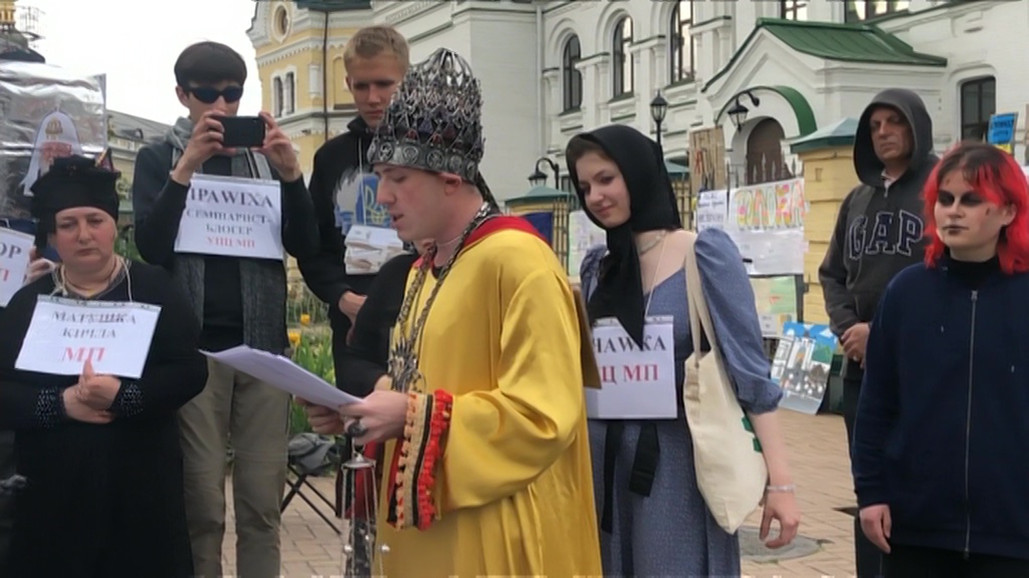 Захваченную Киево-Печерскую лавру заполняют ряженые и сумасшедшие