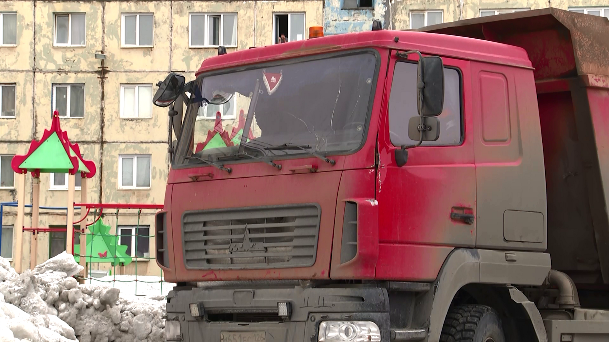 Большегрузы заполонили дворы Норильска