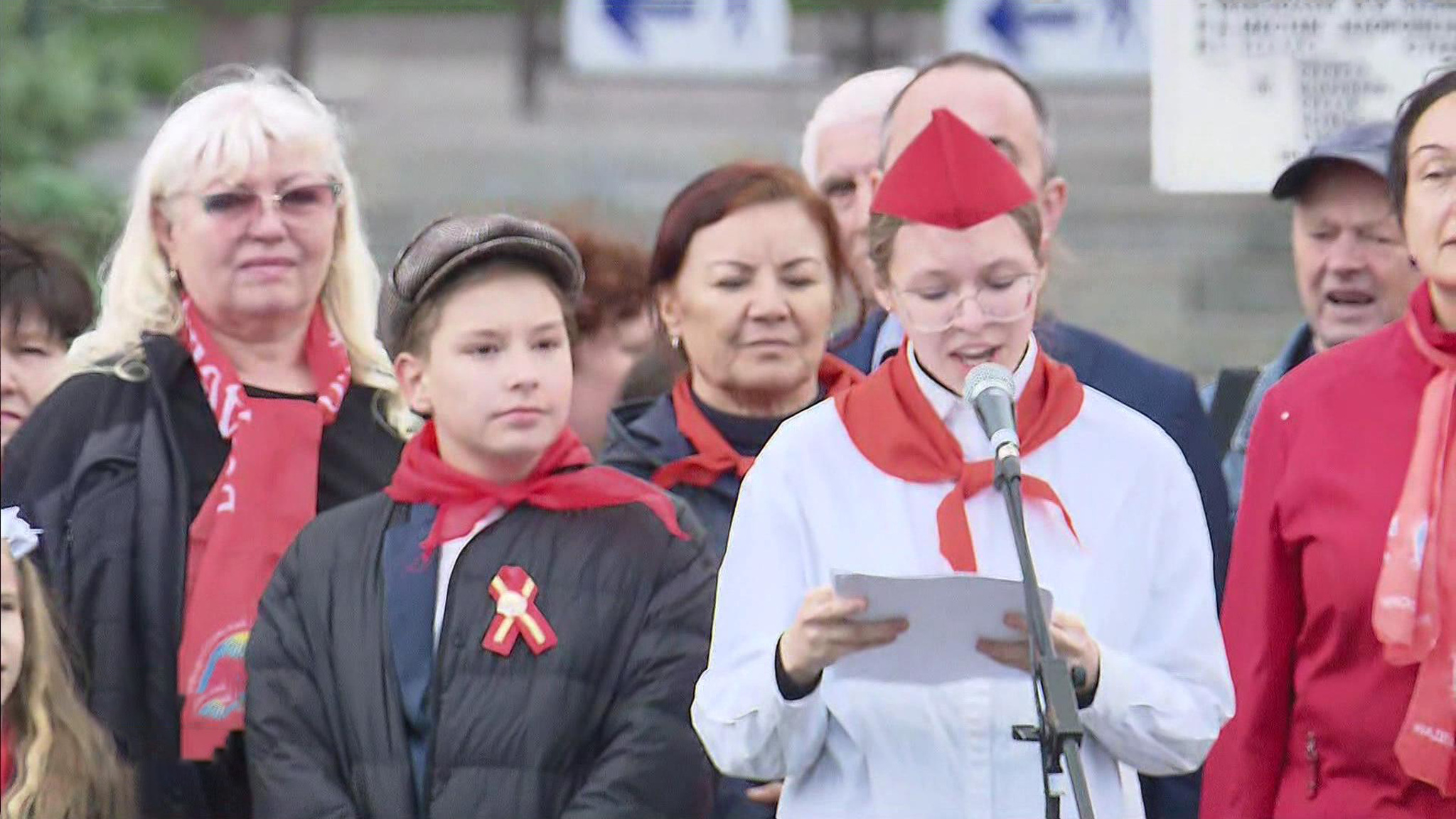 На Красной площади школьников приняли в пионеры