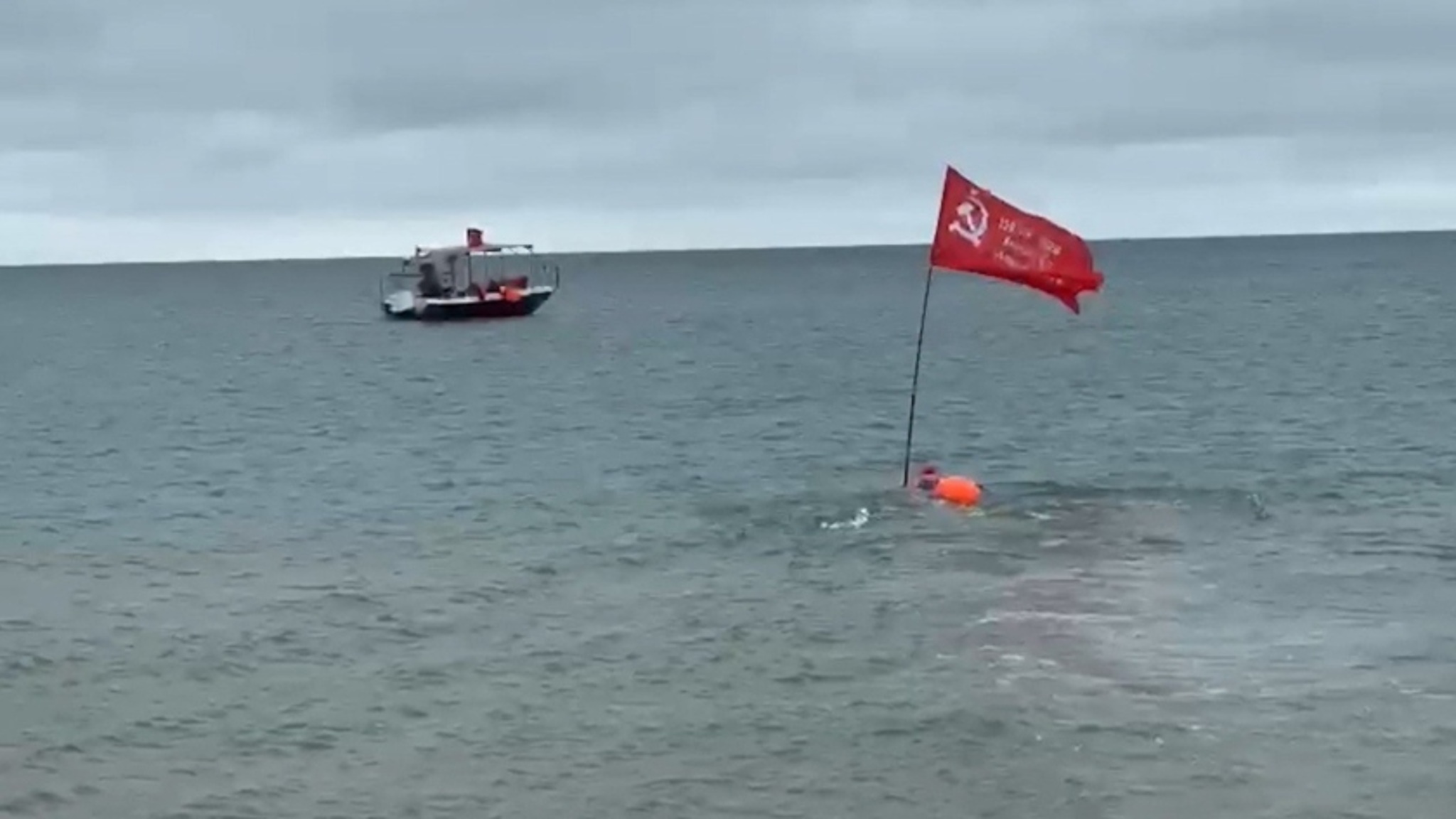 Амурские спортсмены-моржи проплыли сотни километров по Черному морю
