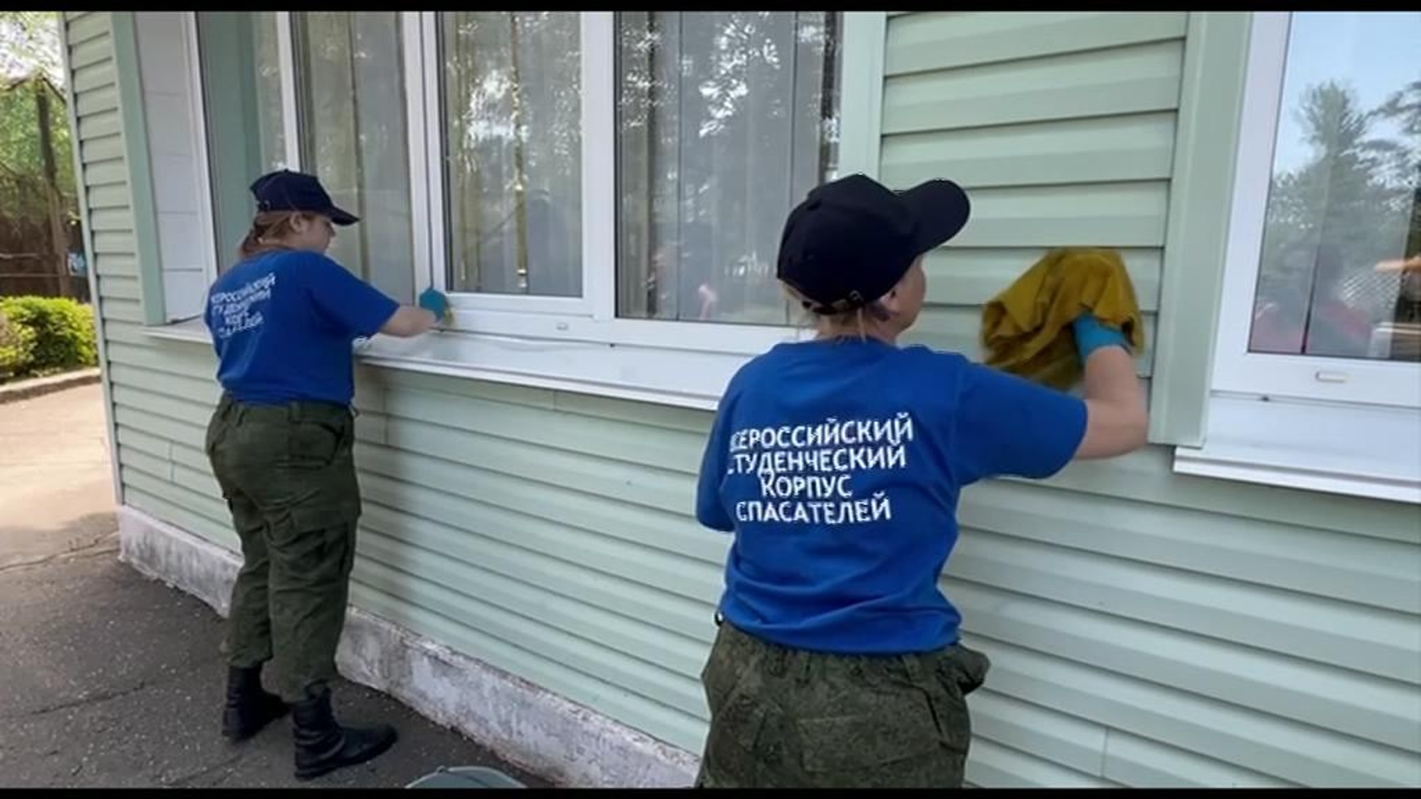 Волонтеры из студенческого корпуса спасателей помогают в благоустройстве Запорожья