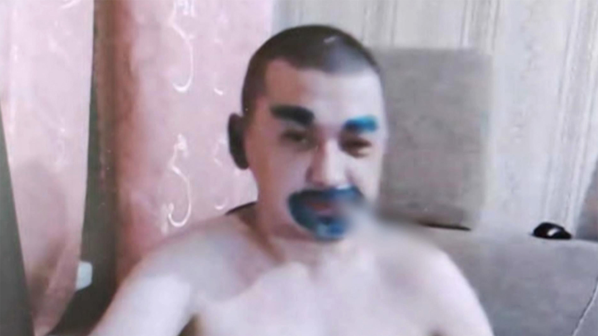 Треш-блогер чуть не убил собаку в прямом эфире