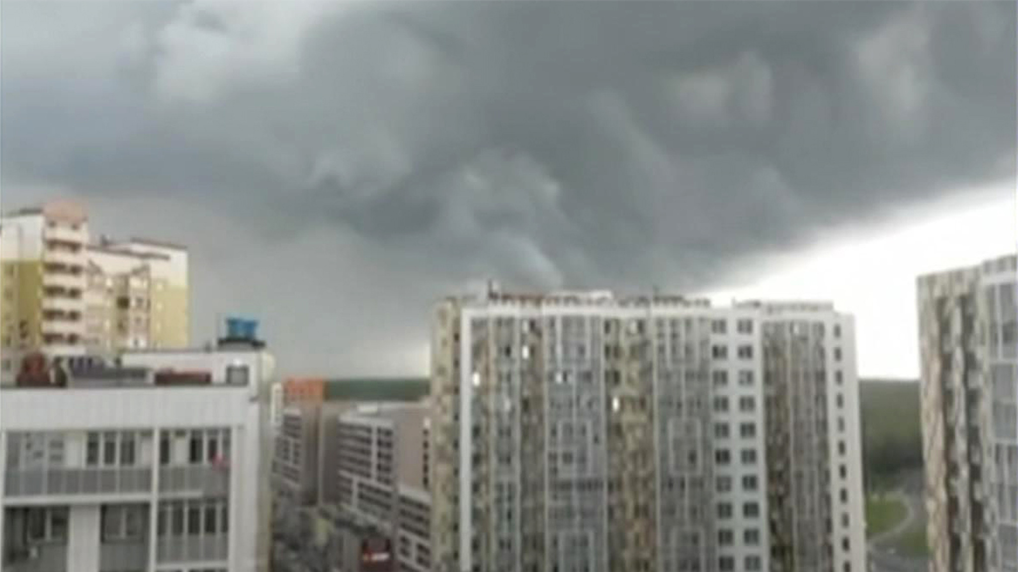 Шквалистый ворот над Москвой сняли на видео