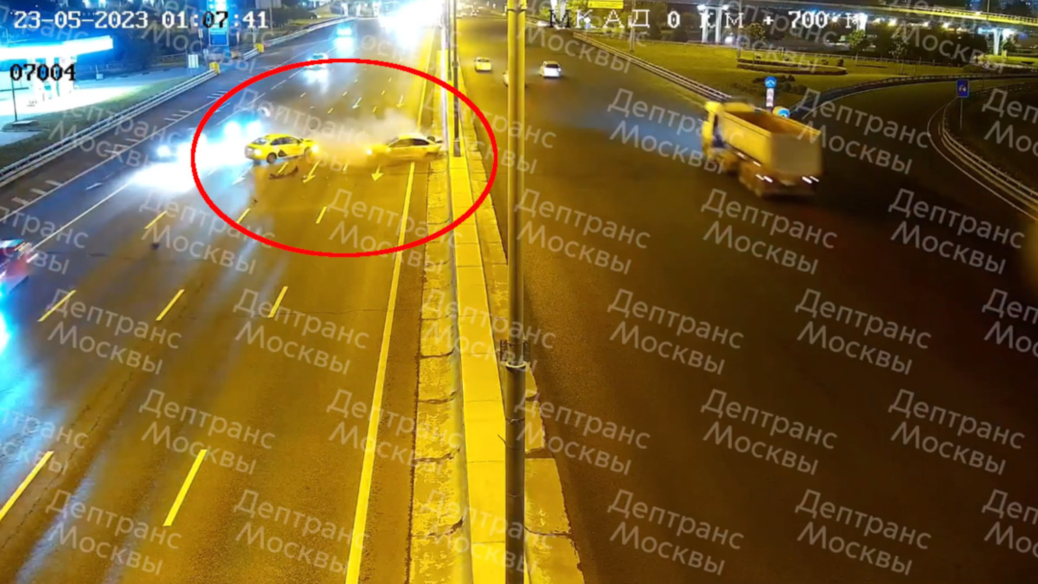 Камера сняла кадры жесткой аварии на МКАД