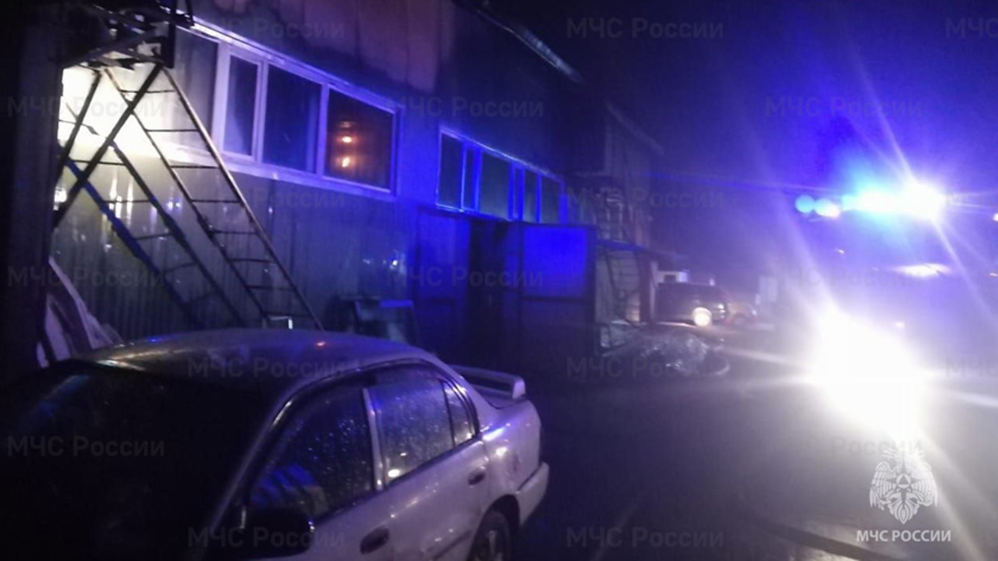 В производственном здании в Свободном разгорелся крупный пожар