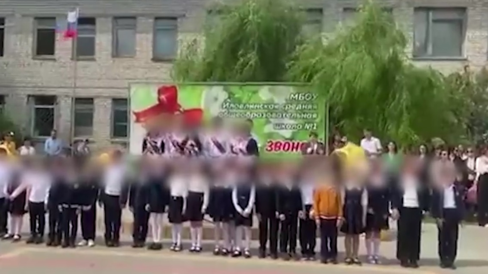 Юноша попытался зарезать одноклассницу во время школьной линейки