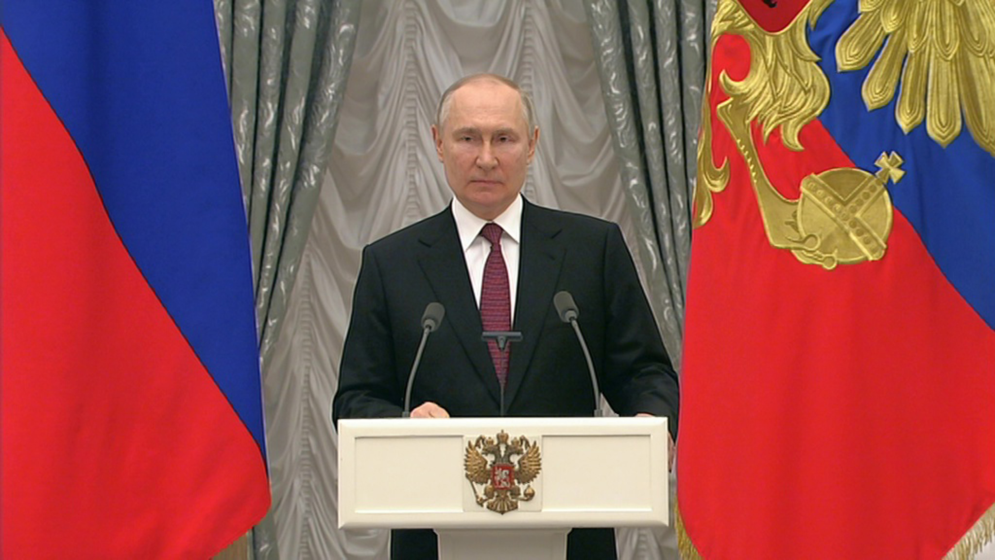 Путин поблагодарил всех, кто трудится на государственной службе