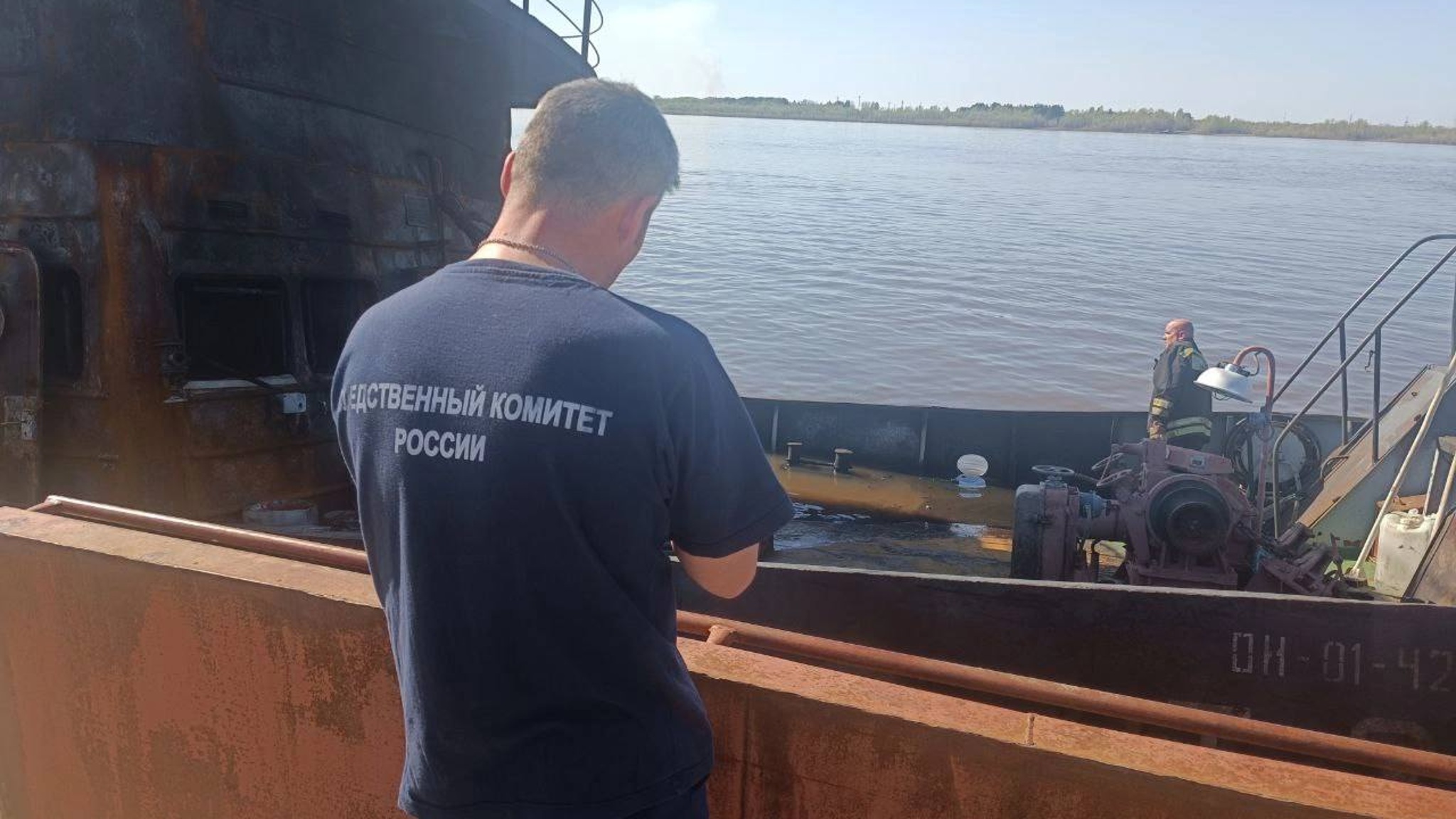 Следователи показали кадры смертельного пожара на судне в ХМАО