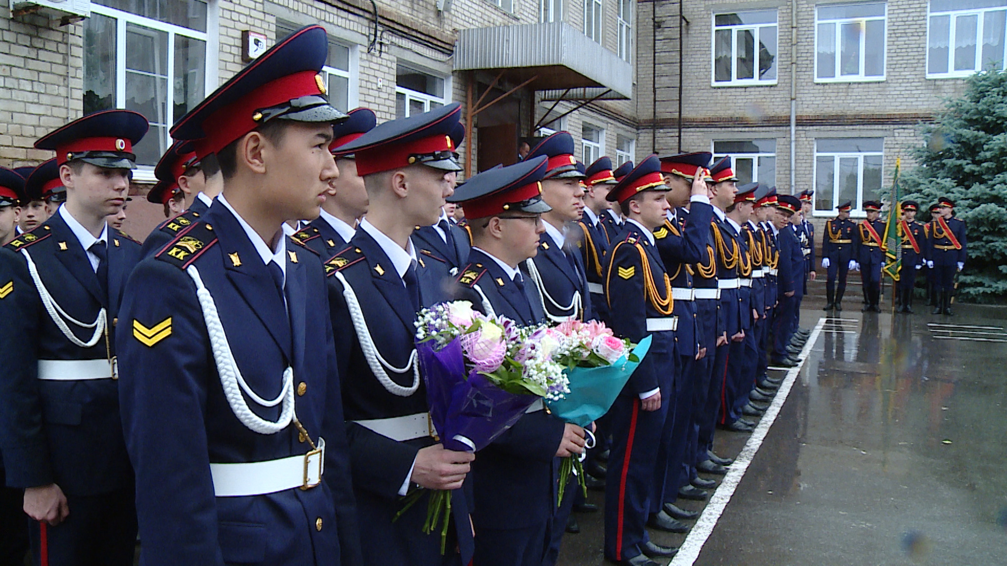 Глава "кадетская жизнь" завершилась: будущие офицеры СКР в Волгограде услышали последний звонок
