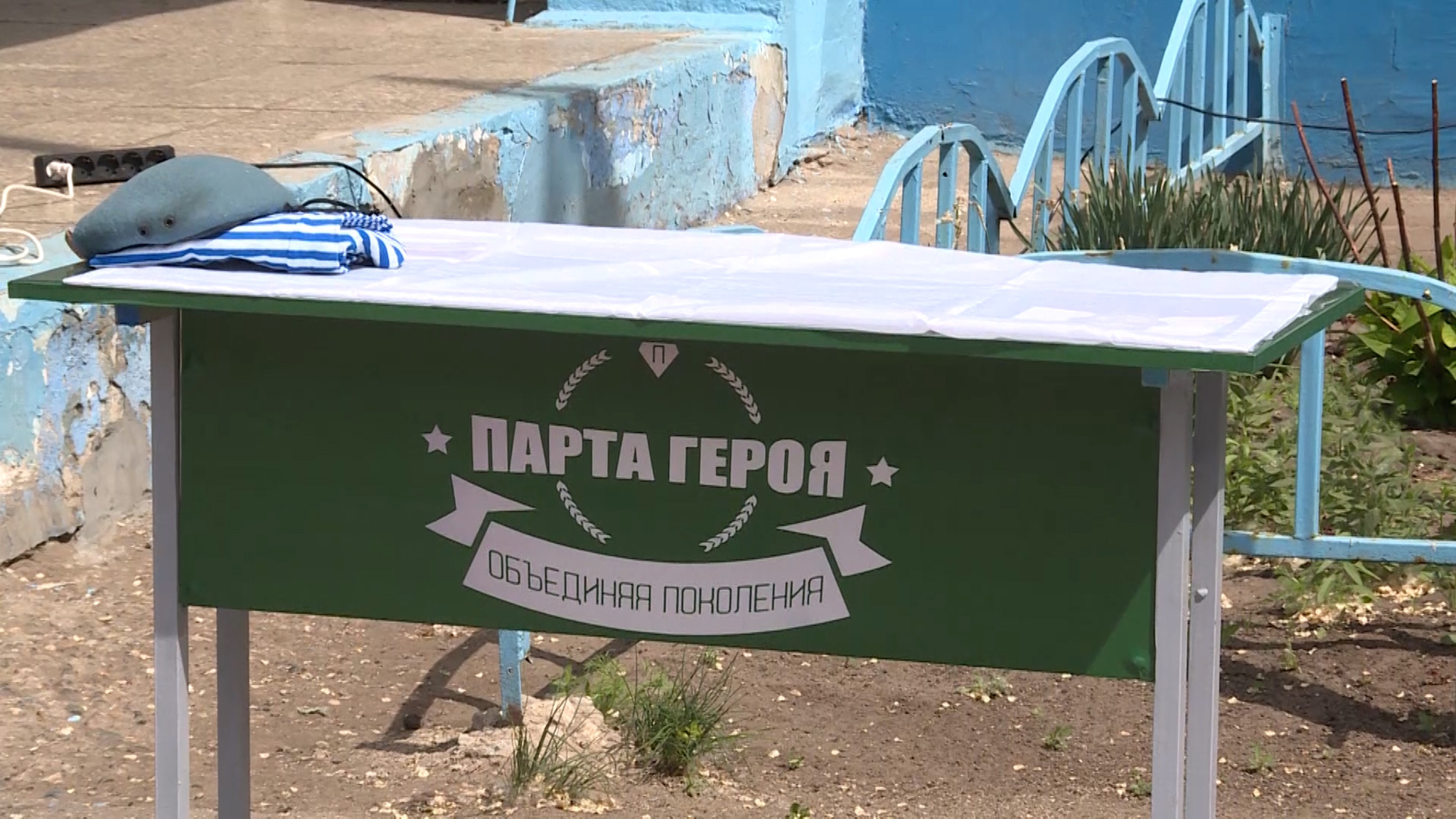 На фасаде 81 городской школы открыли мемориальную доску с именем бывшего ученика Дениса Батраева