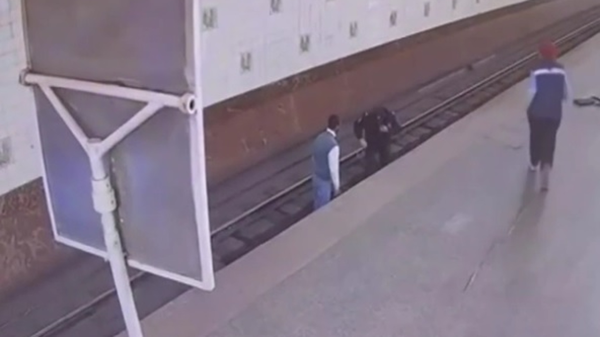 Спасение упавшего на рельсы метро москвича попало на камеру наблюдения