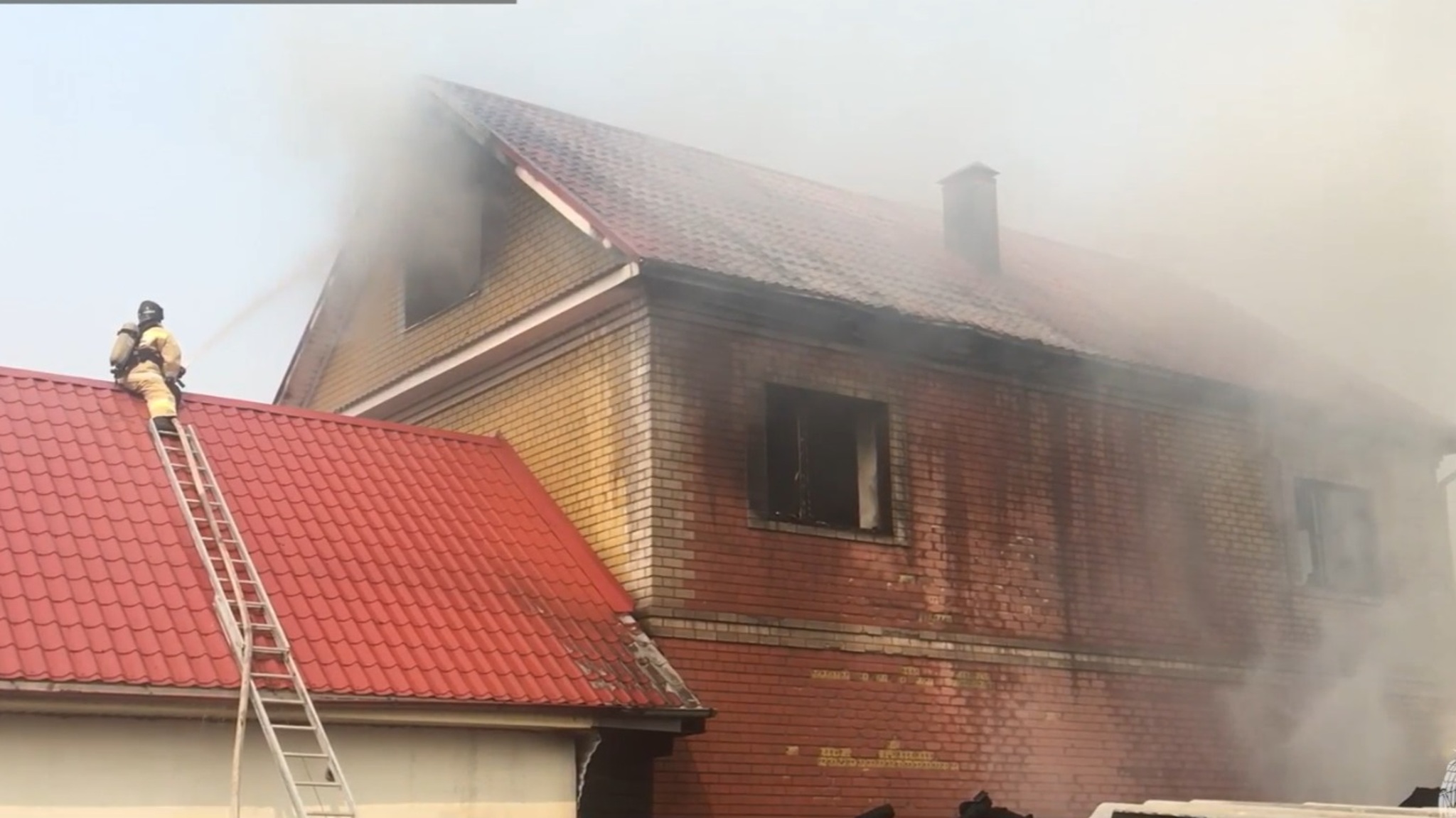 Жилой дом и надворные постройки загорелись в частном секторе Тюмени