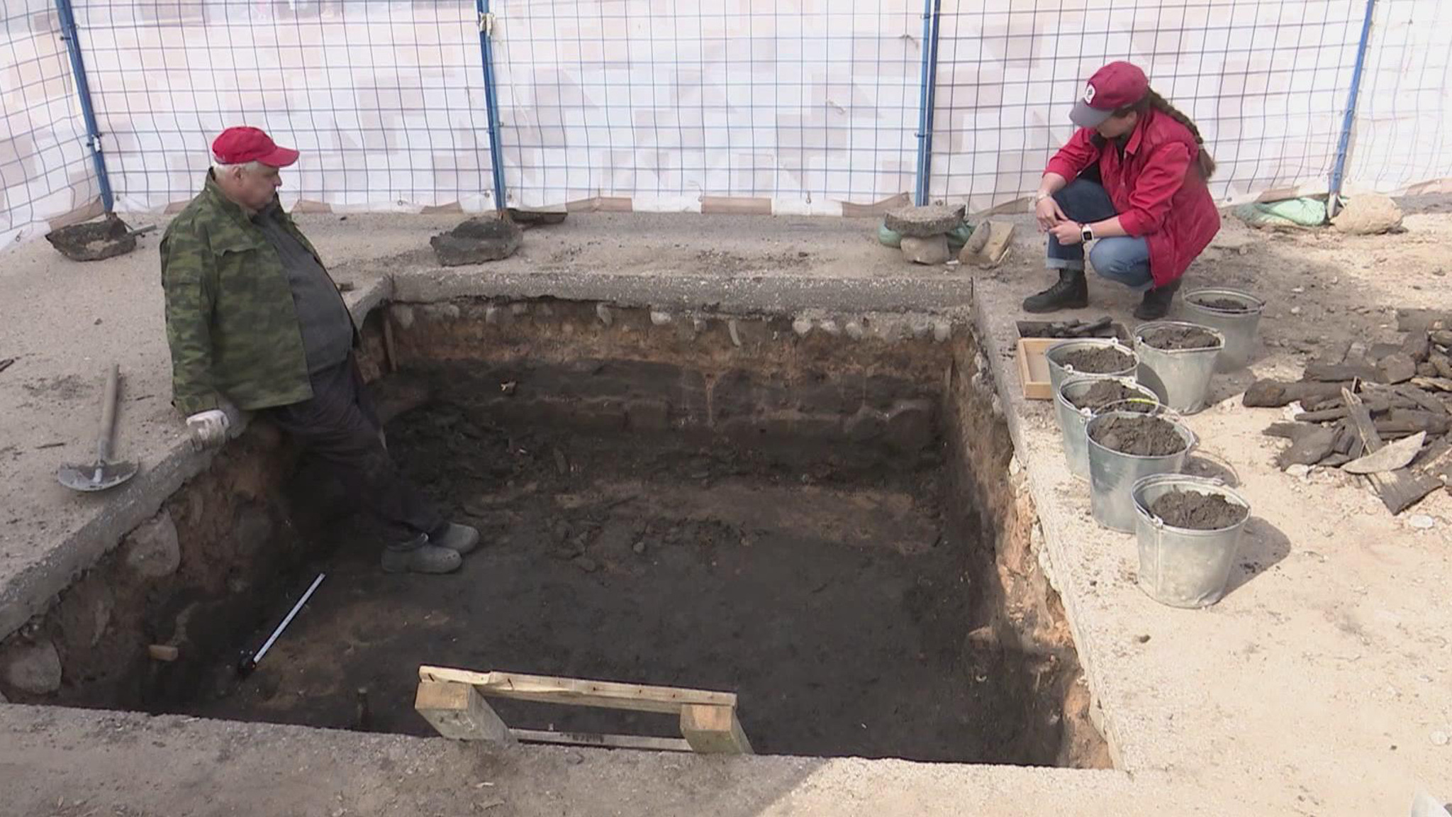 Археологи впервые исследуют Соборную площадь Псково-Печерского монастыря