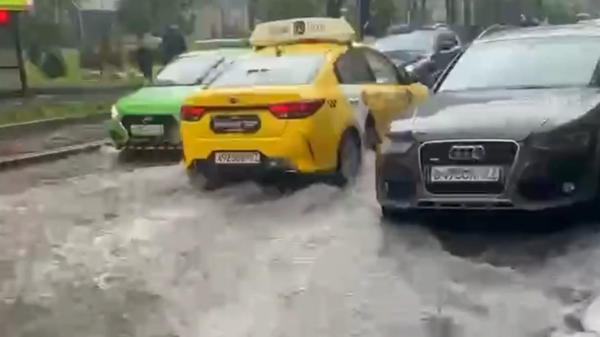 Мощный ливень накрыл Москву