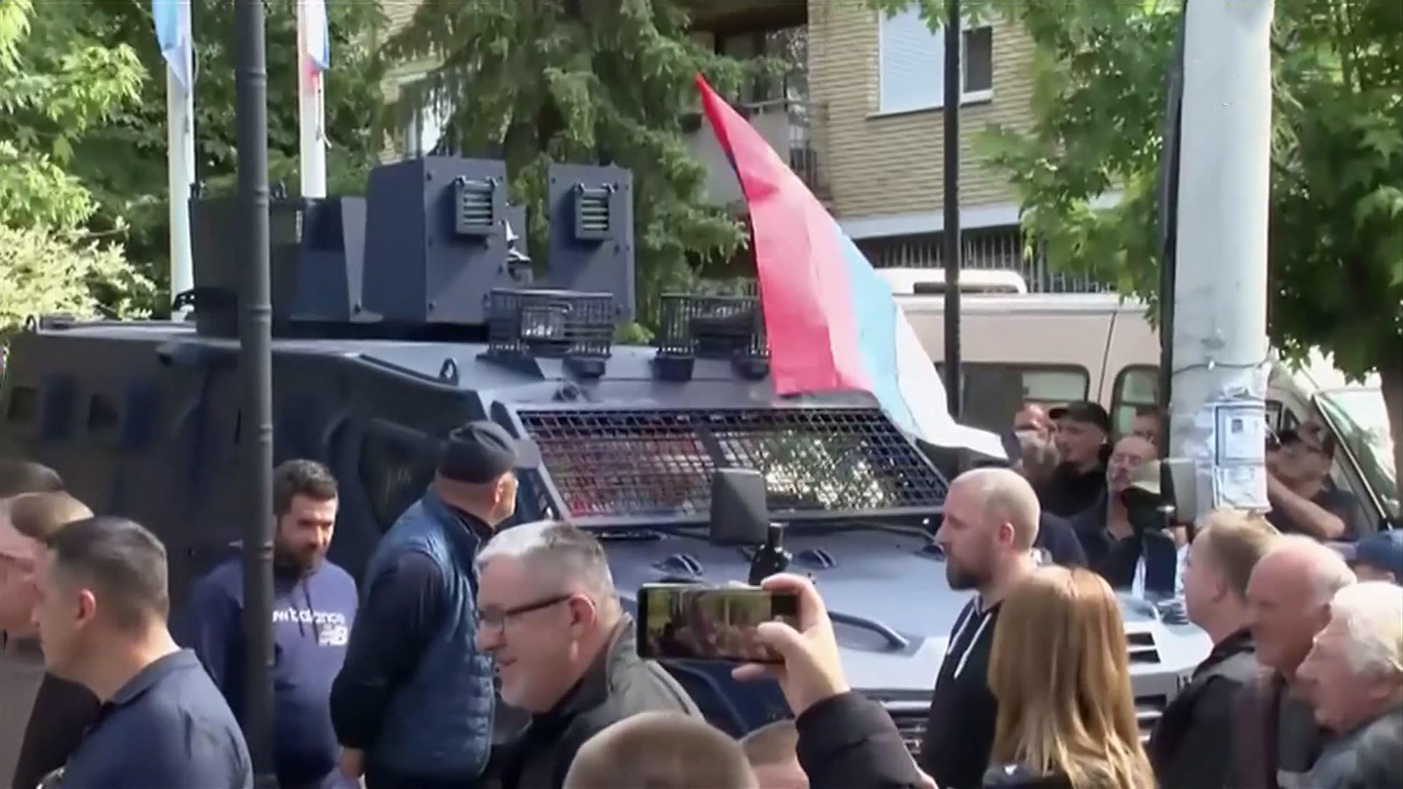 В Косове и Метохии протестующих сербов разгоняют слезоточивым газом