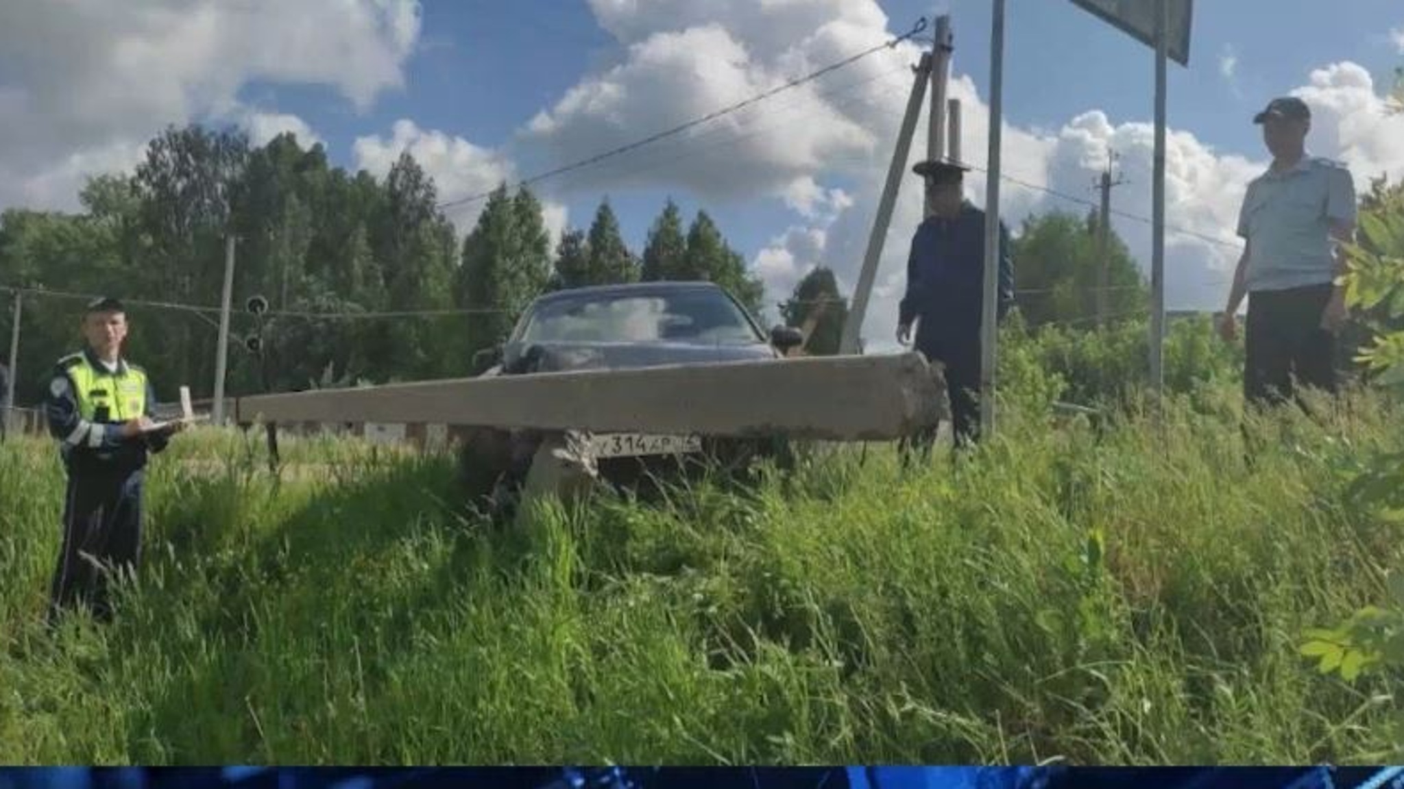 В Параньге пьяный водитель сбил столб линии электропередач