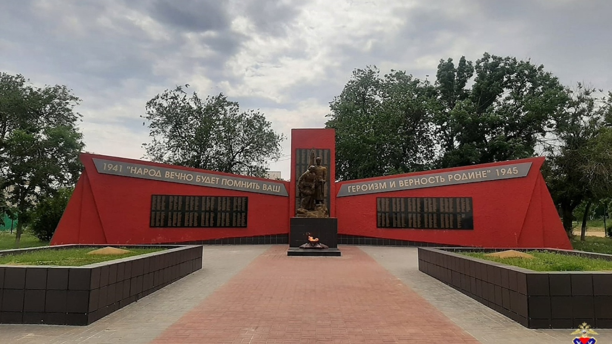 Неизвестный сжег венки на братской могиле павших в Сталинградской битве