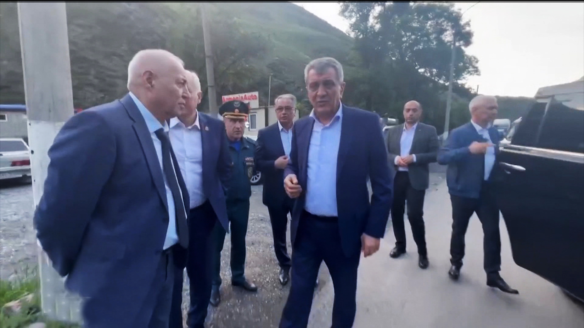 В районе пункта пропуска "Верхний Ларс" достаточно напряженная ситуация, связанная с сезоном паводков, – подмывает федеральную трассу