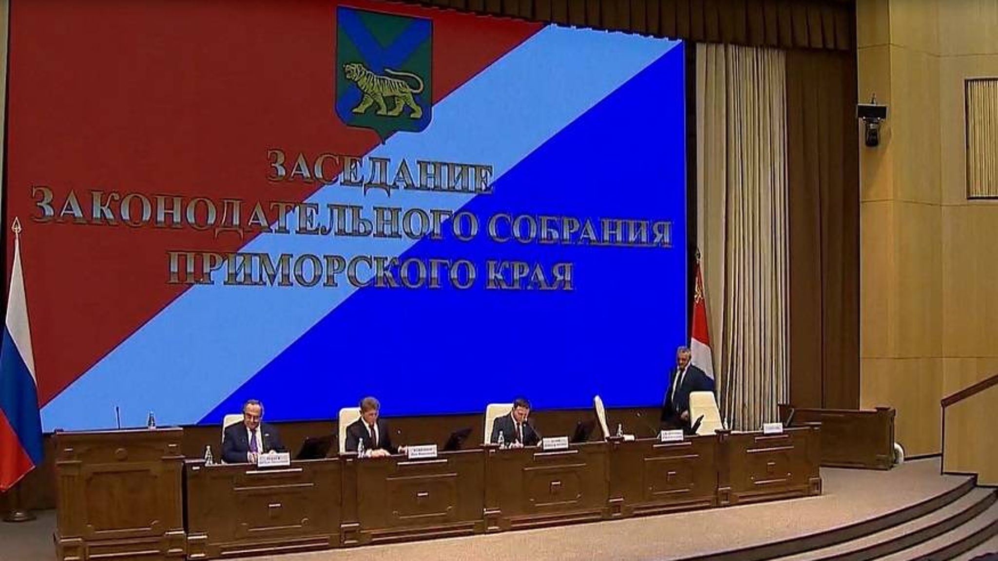 Губернатор Олег Кожемяко отчитался перед депутатами ЗакСа